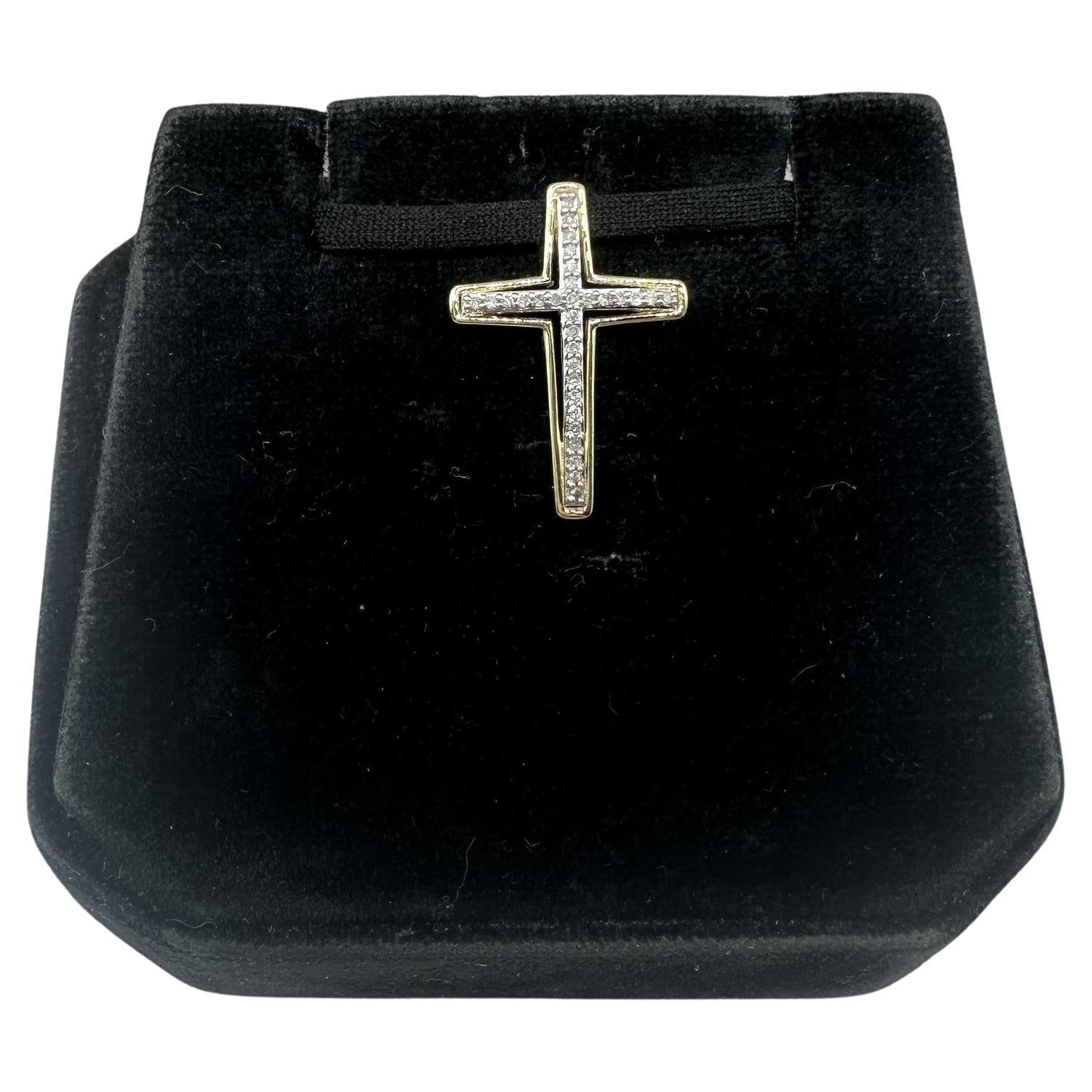 Pendentif croix en or jaune 10kt - 0.12ctw, attache cachée, nouveau en vente