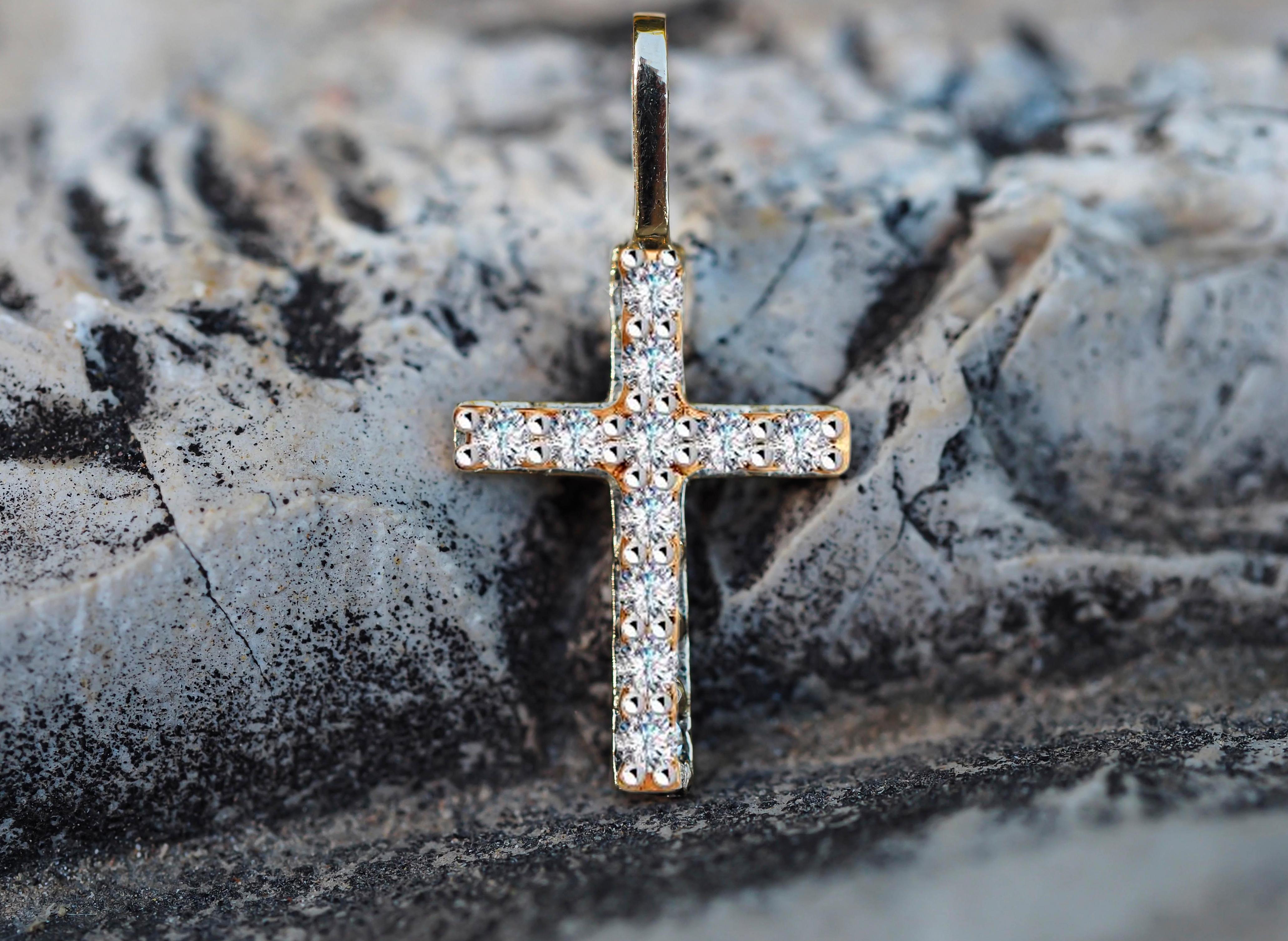 Diamond Cross Pendant in 14 Karat Gold For Sale 1
