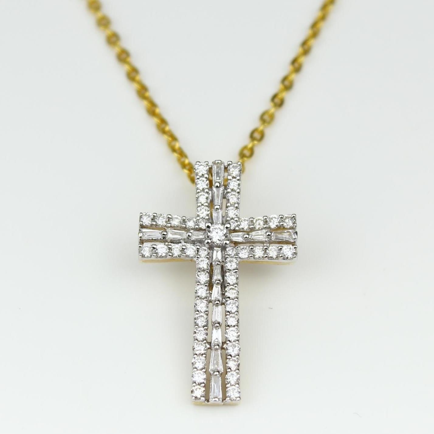 Taglio baguette Ciondolo con croce di diamanti in oro massiccio 14k (certificato) in vendita