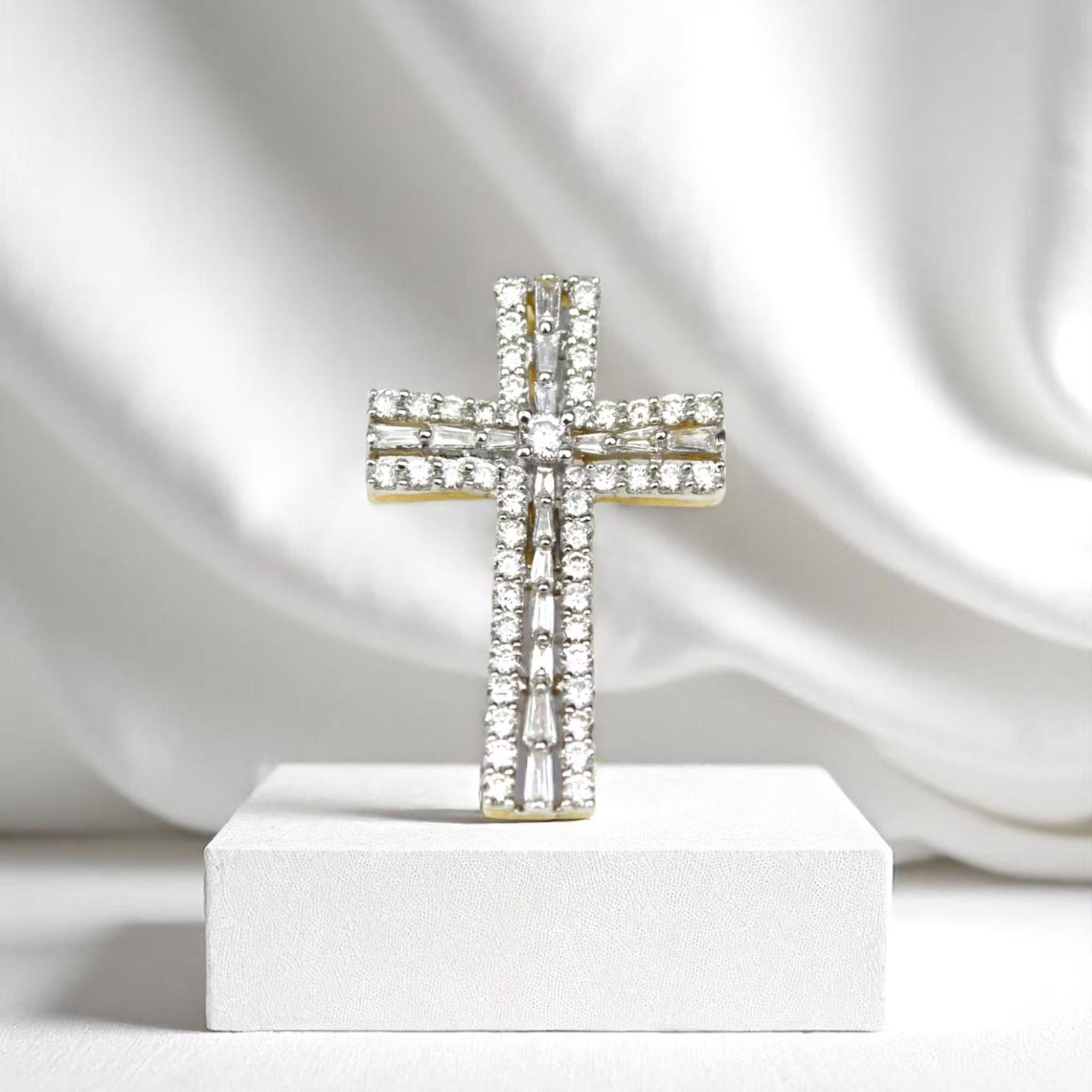 Donna Ciondolo con croce di diamanti in oro massiccio 14k (certificato) in vendita