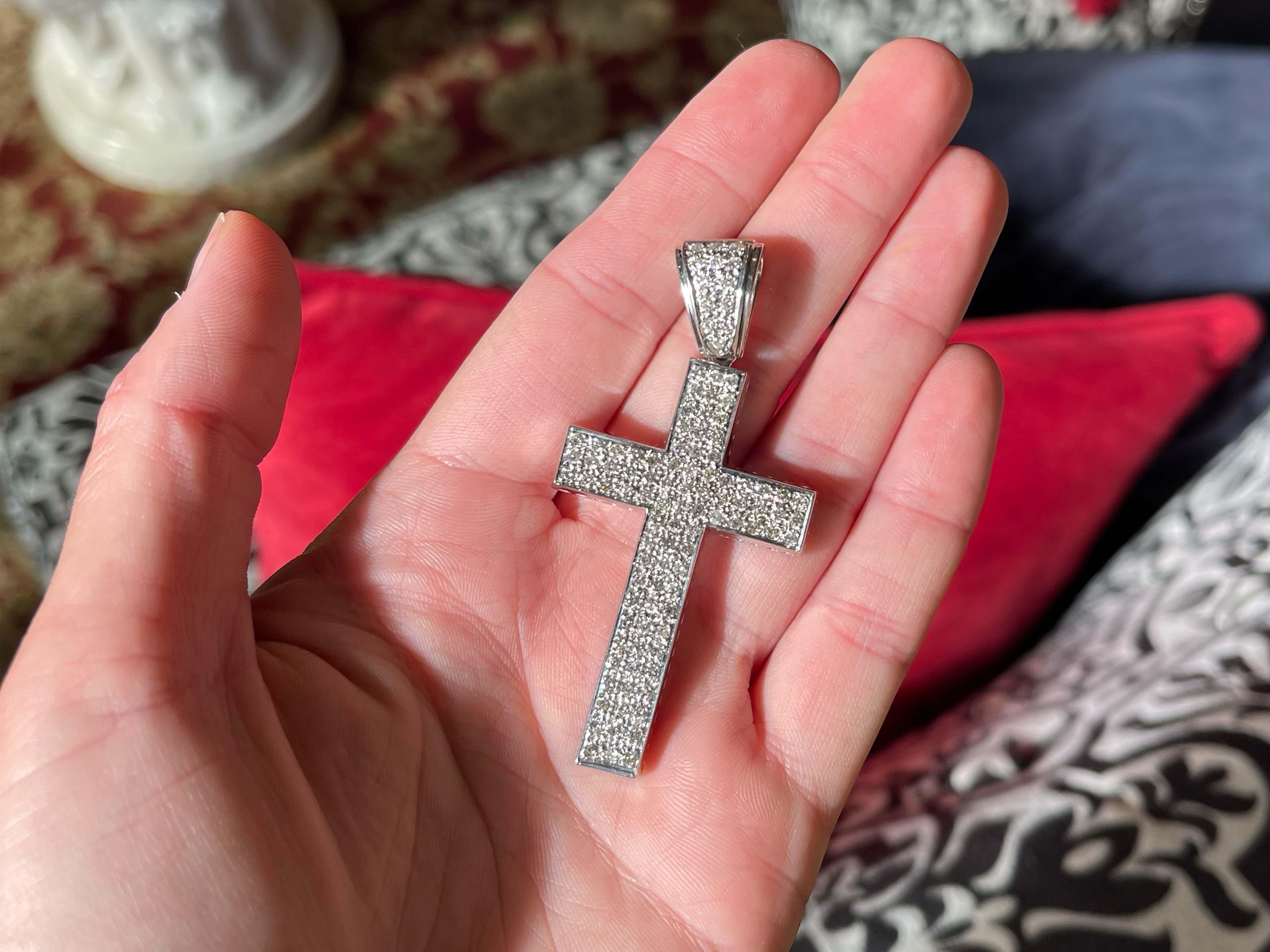 Item Specifications:

Metal: 14K White Gold

Total Weight: 14.3 Grams

Cross and Bail diameter: 2.5