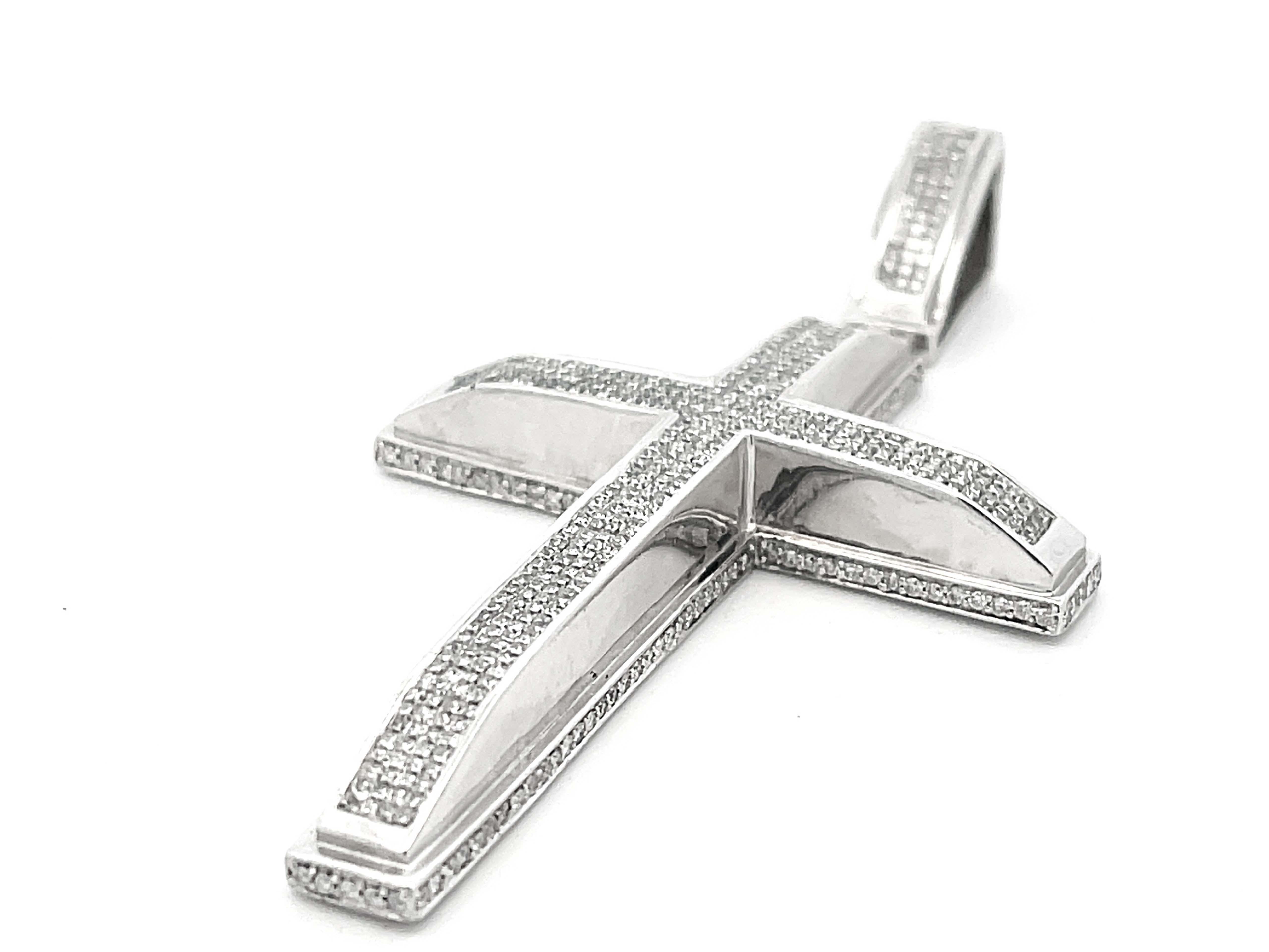 Moderne Pendentif croix en or blanc 14k avec diamants en vente