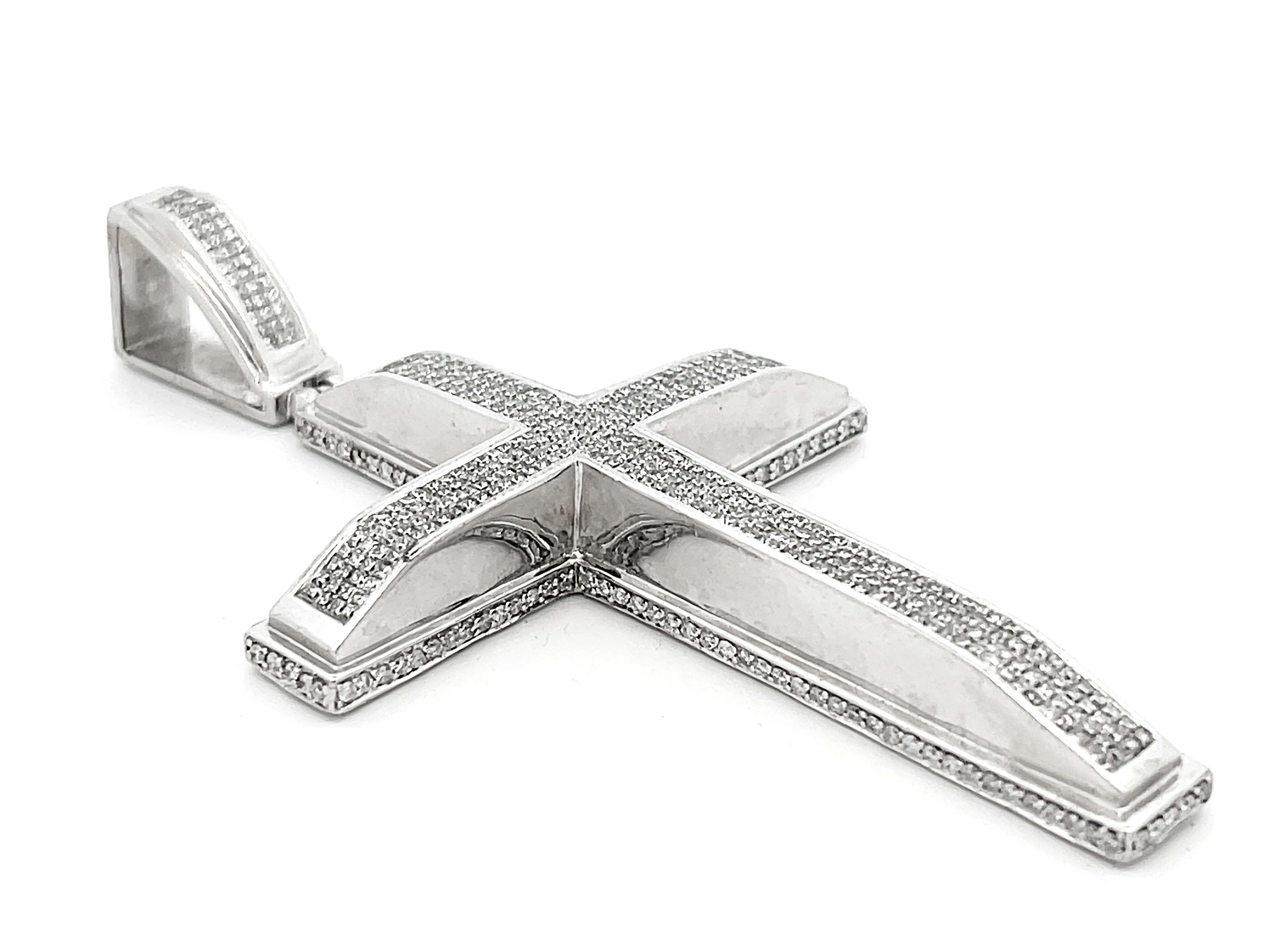 Diamond Cross Pendant in 14k White Gold In Excellent Condition For Sale In Honolulu, HI