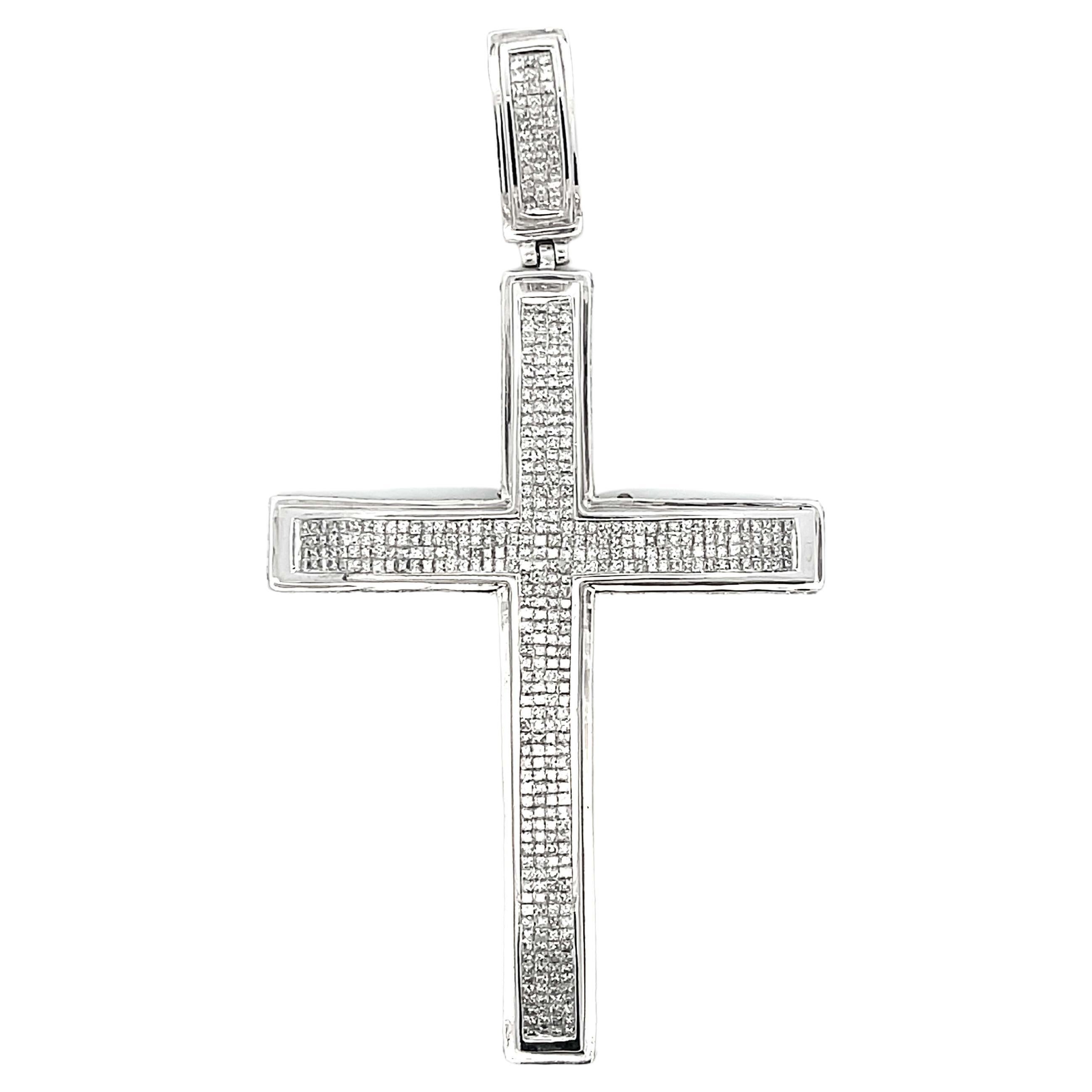 Pendentif croix en or blanc 14k avec diamants en vente