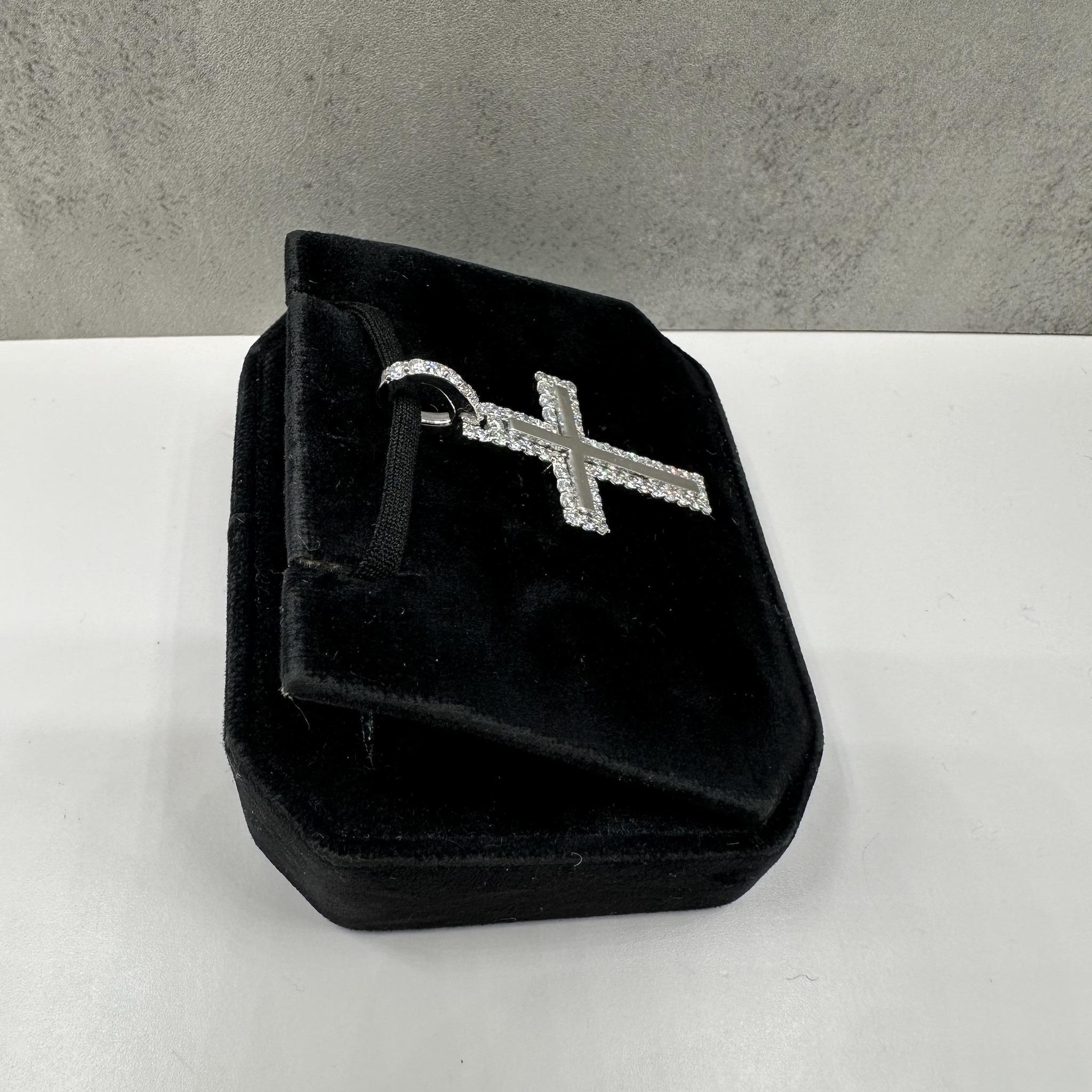 Taille ronde Pendentif Croix en diamant en or blanc 14kt - 1.20ctw, 4.73g, New en vente