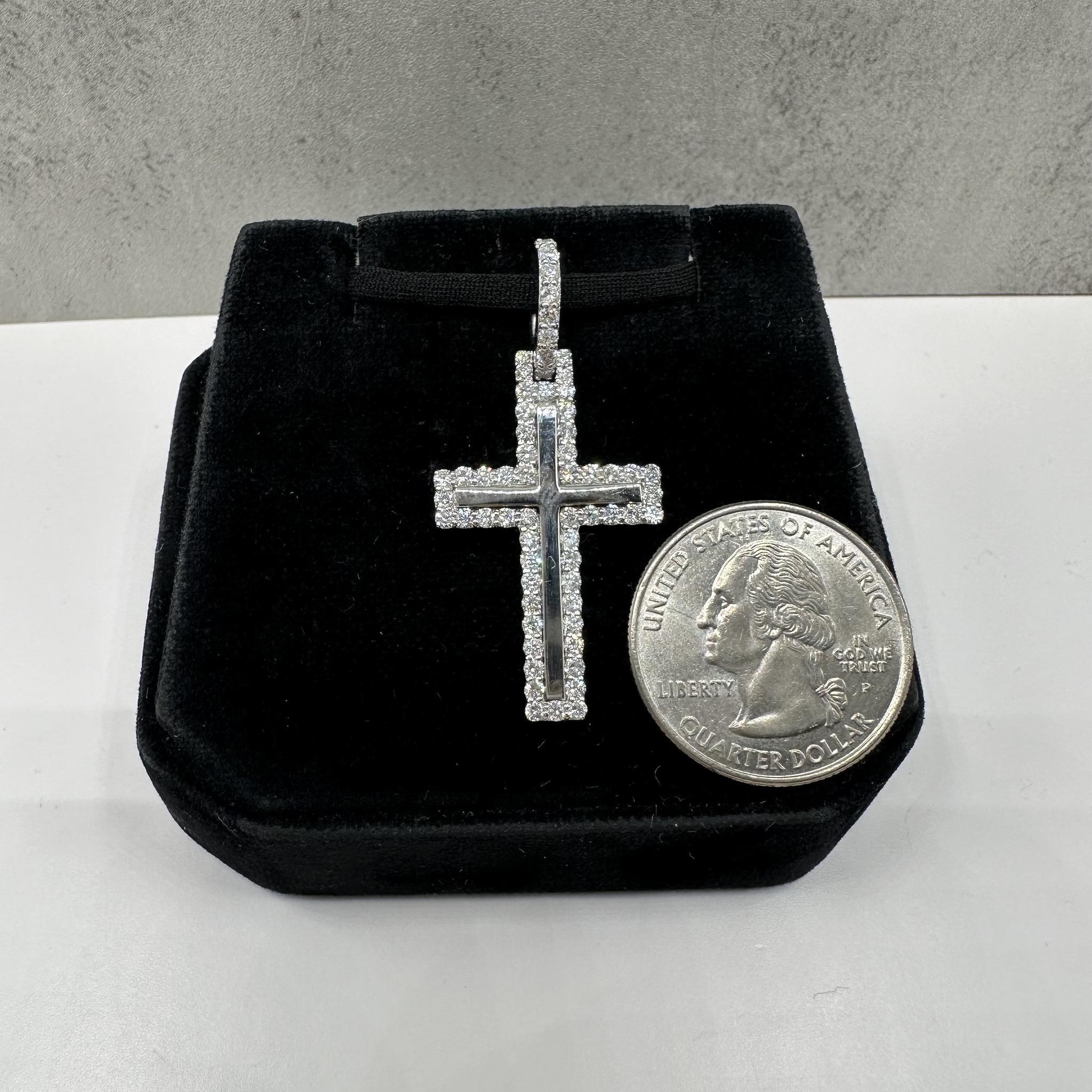 Pendentif Croix en diamant en or blanc 14kt - 1.20ctw, 4.73g, New Neuf - En vente à West Hempstead, NY