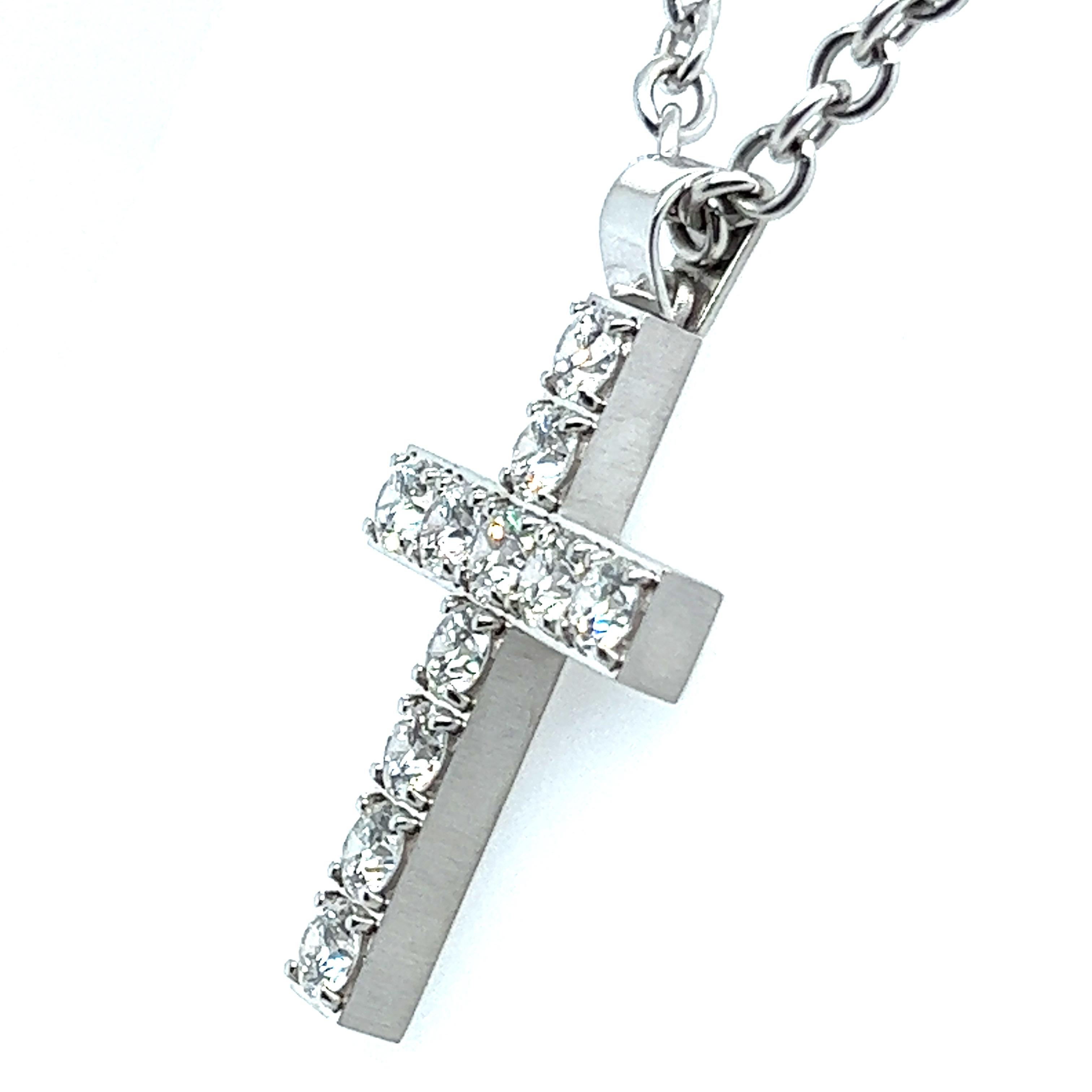 Diamond Cross Pendant in 18 Karat White Gold In Excellent Condition For Sale In Lucerne, CH