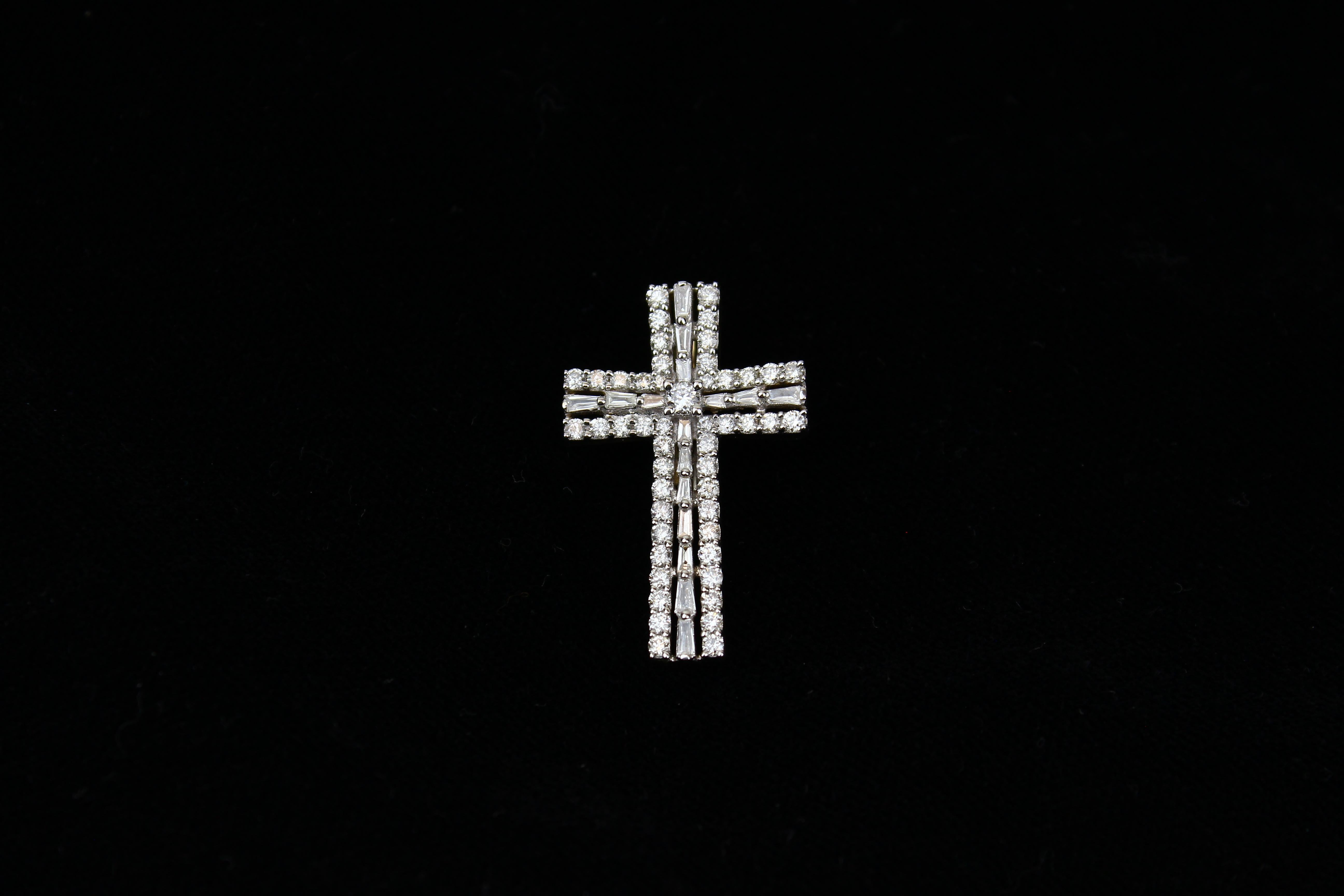 Art Deco Diamond Cross Pendant in 18K Solid Gold For Sale