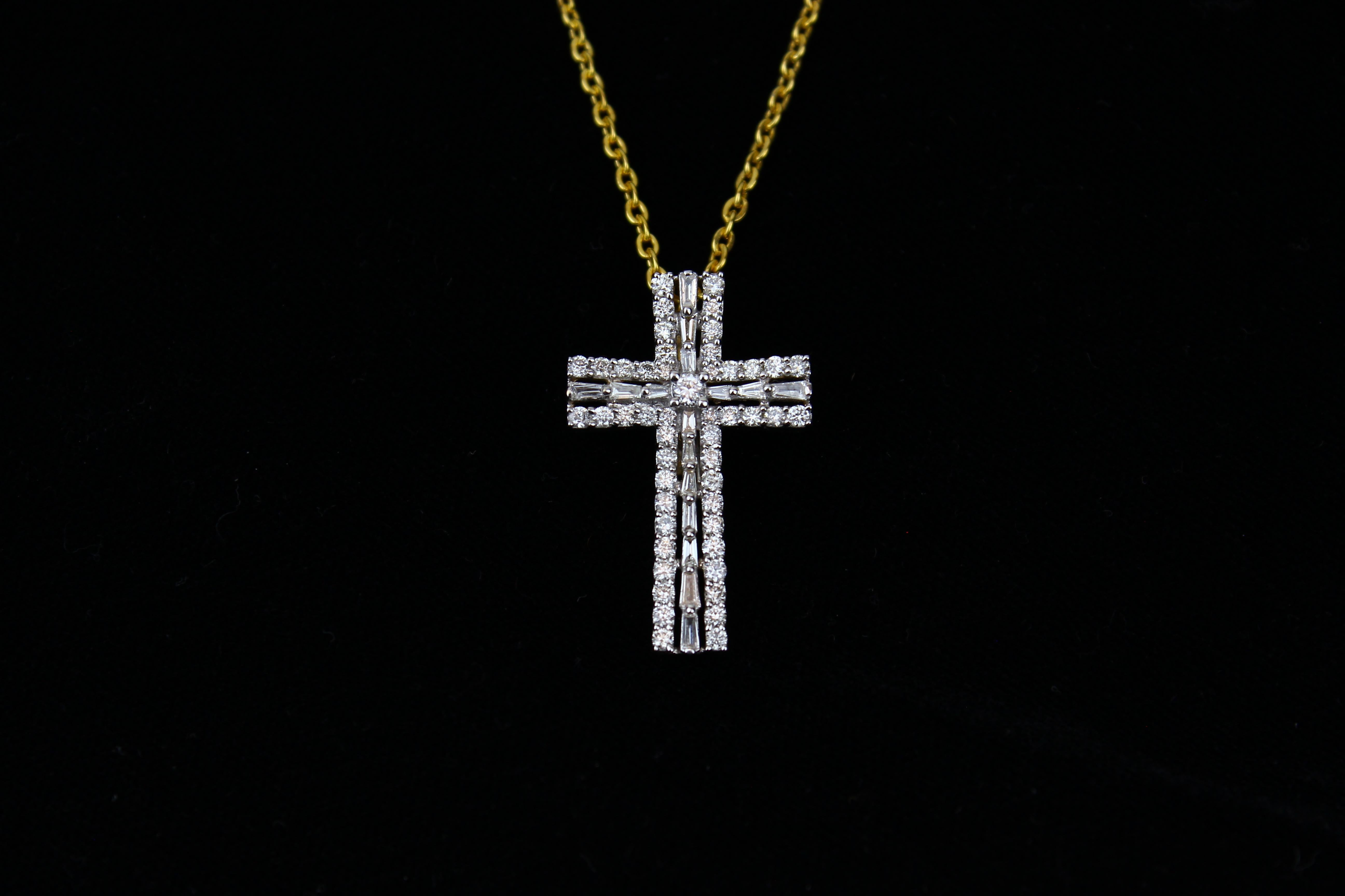 Diamant-Kreuz-Anhänger aus 18 Karat massivem Gold (Marquiseschliff) im Angebot