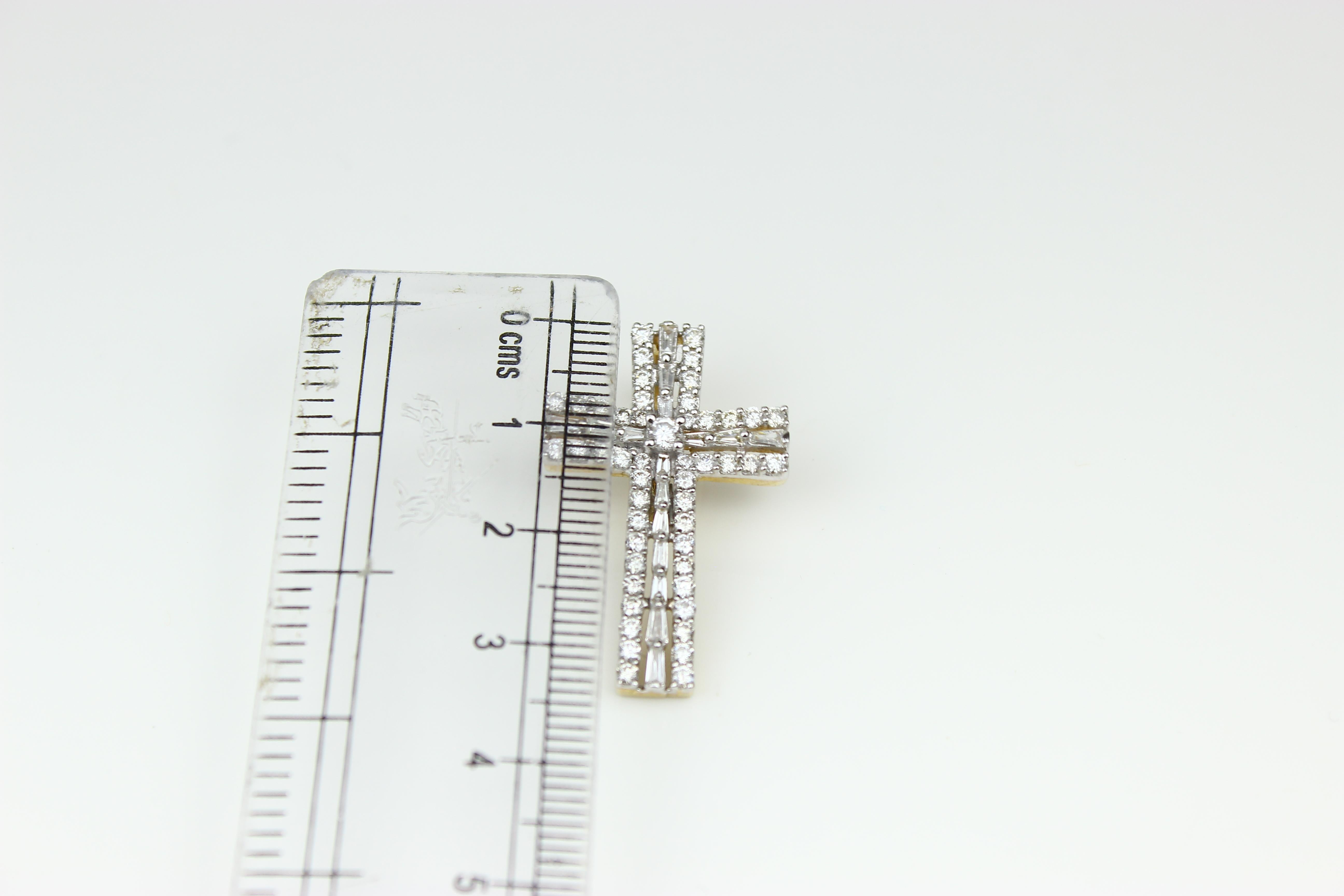 Women's Diamond Cross Pendant in 18K Solid Gold For Sale