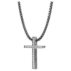 Colgante de cruz de diamantes en plata de ley rodiada en negro