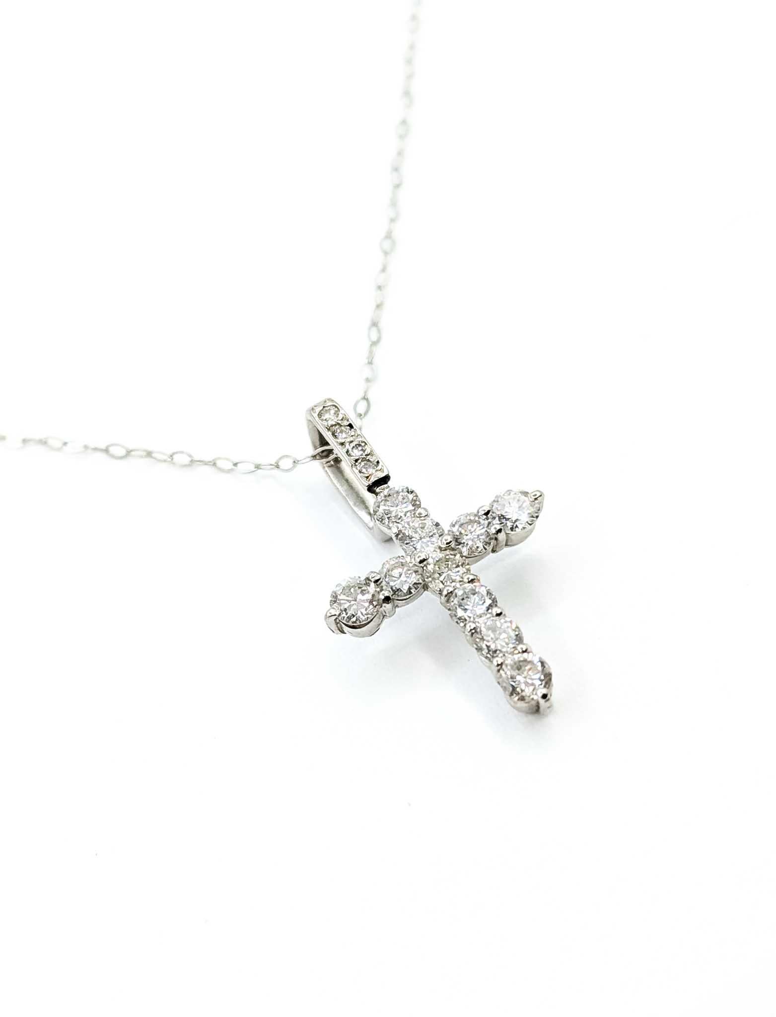 Ciondolo con croce di diamanti in platino

Questo ciondolo è realizzato in platino e presenta un diamante incastonato, con un design a croce. I diamanti rotondi ammontano a 1,0ctw, quasi incolore con purezza I.

Il ciondolo misura circa 18 pollici.