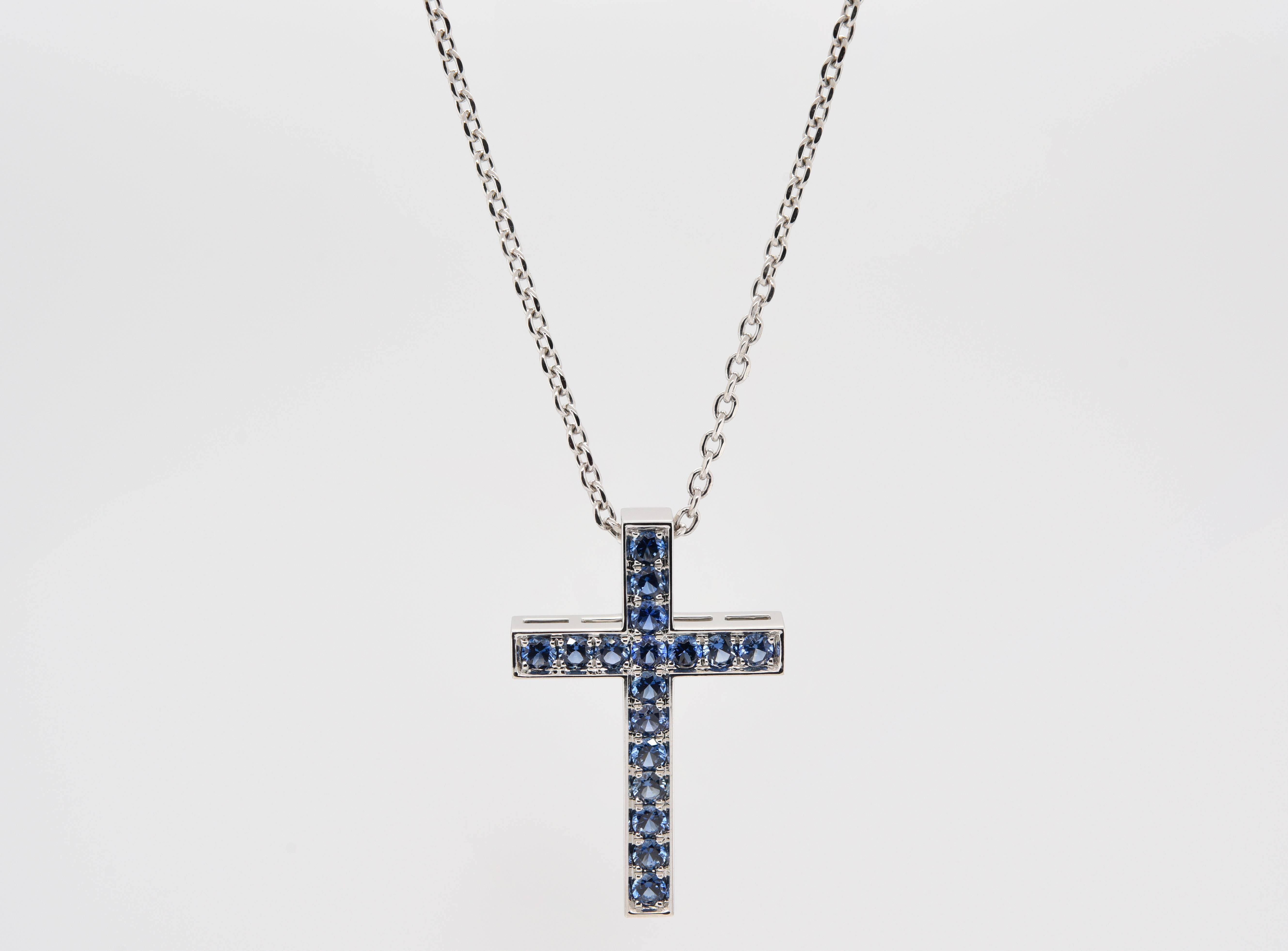 Round Cut Diamond Cross Pendant in Platinum For Sale