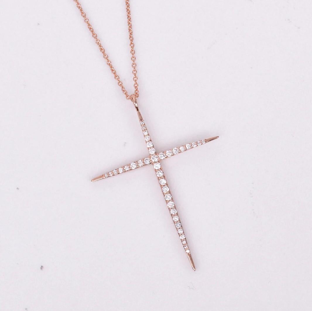 Un superbe collier croix en diamant plein d'éclat avec 0,52 carats de diamants sertis en or rose 14k. Les dimensions de ce pendentif sont de 43,4 mm x 31,2 mm.