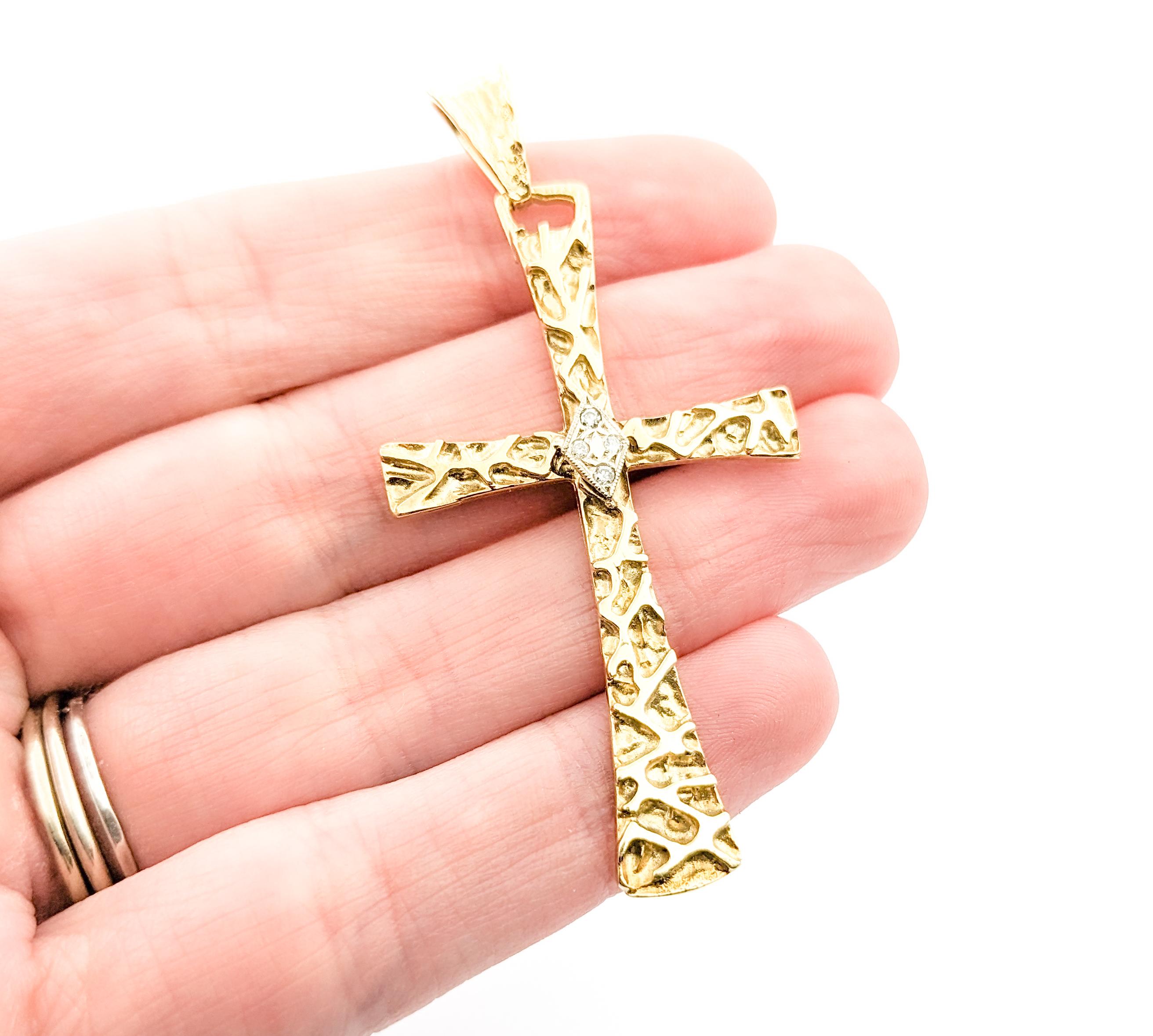Pendentif croix en or jaune et diamants en vente 1