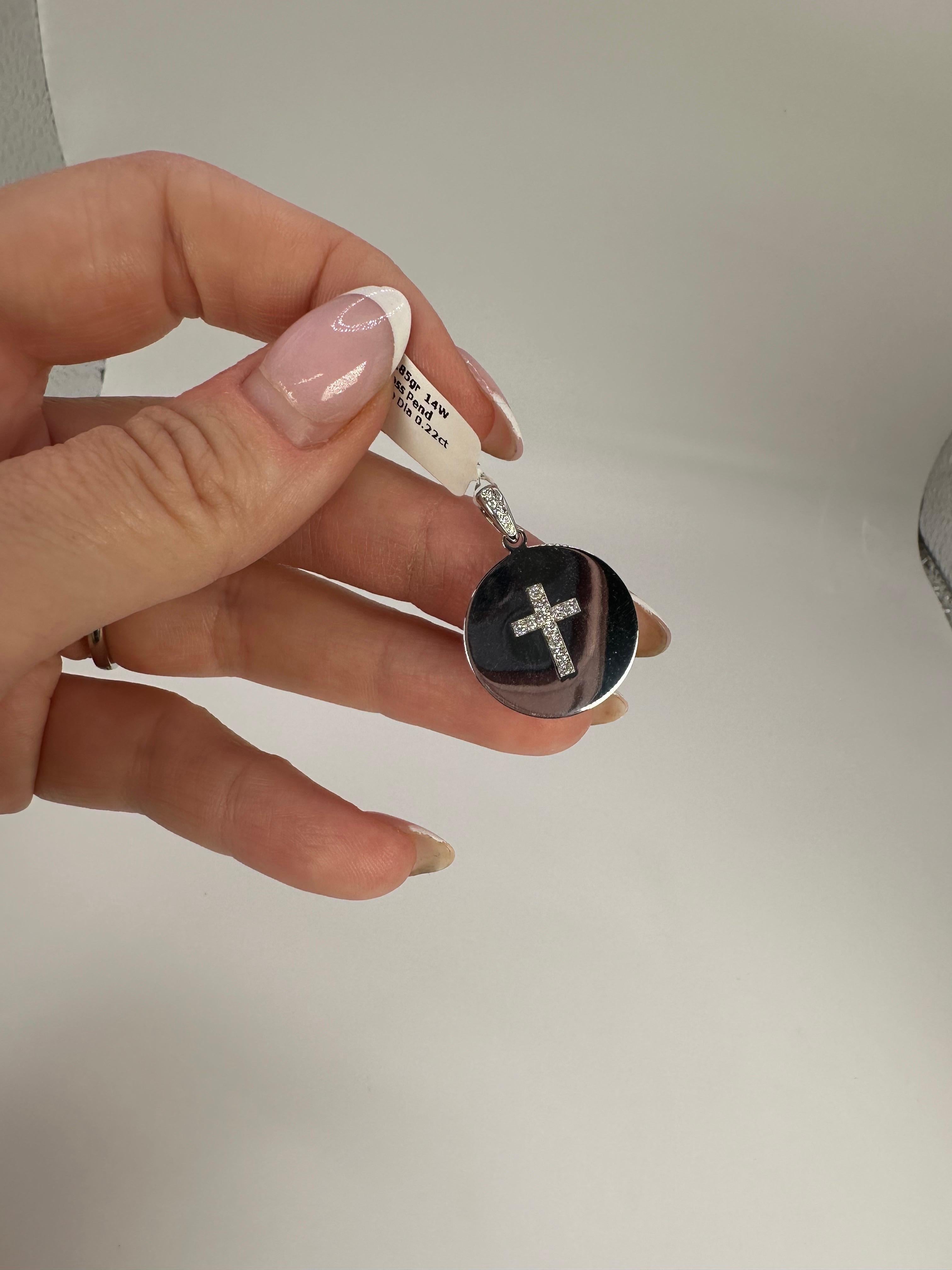 Taglio brillante Pendente a croce con diamante moderno in oro 14KT in vendita