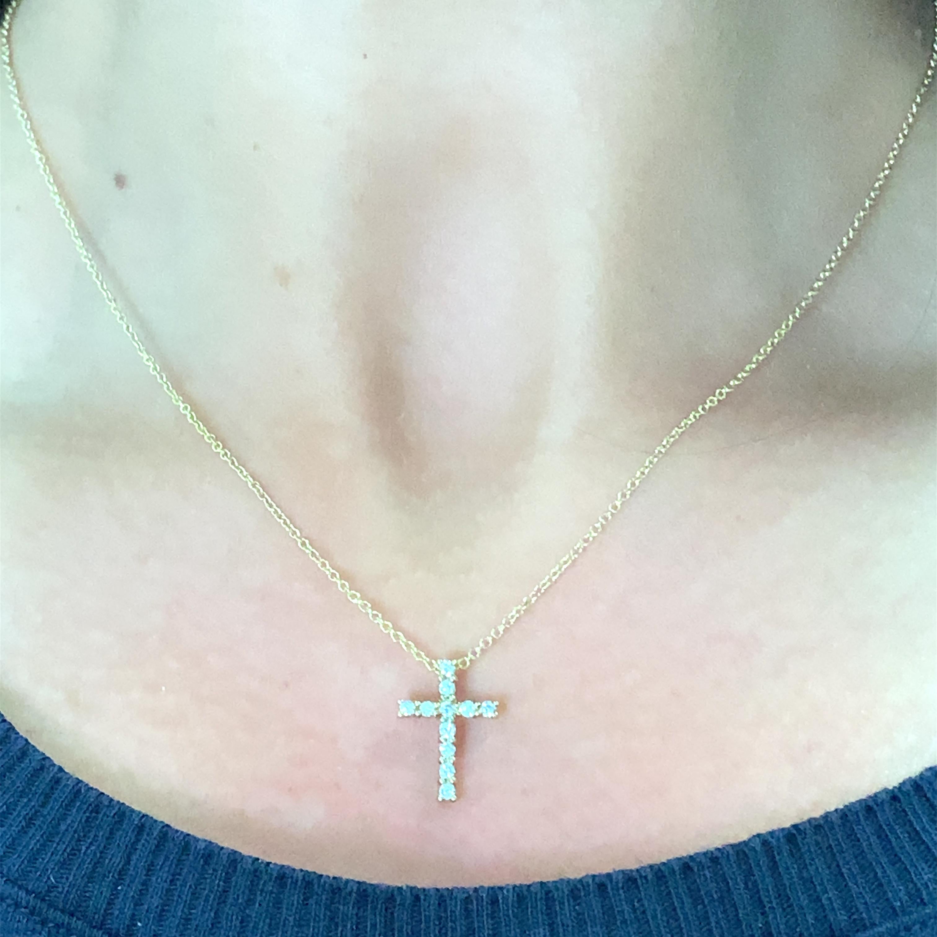 Elevate your jewellery collection with this exquisite Diamond cross pendant necklace crafted from 18k yellow gold. The stunning piece features a cluster setting with round-shaped pendant necklaces that showcase the beauty of round-cut stones. The