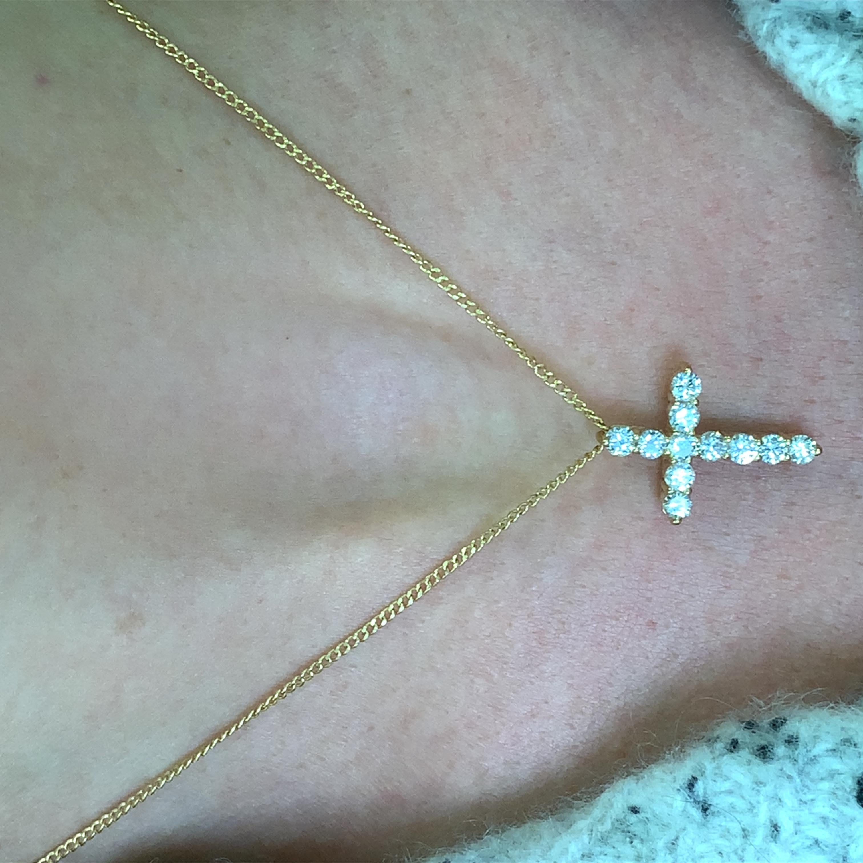 Ce superbe pendentif croix en or orné de diamants VS2 de 1,25ct FG est un mélange parfait d'élégance et de spiritualité. Orné de pierres scintillantes, il capte magnifiquement la lumière, ce qui en fait un accessoire qui attire l'attention en toute