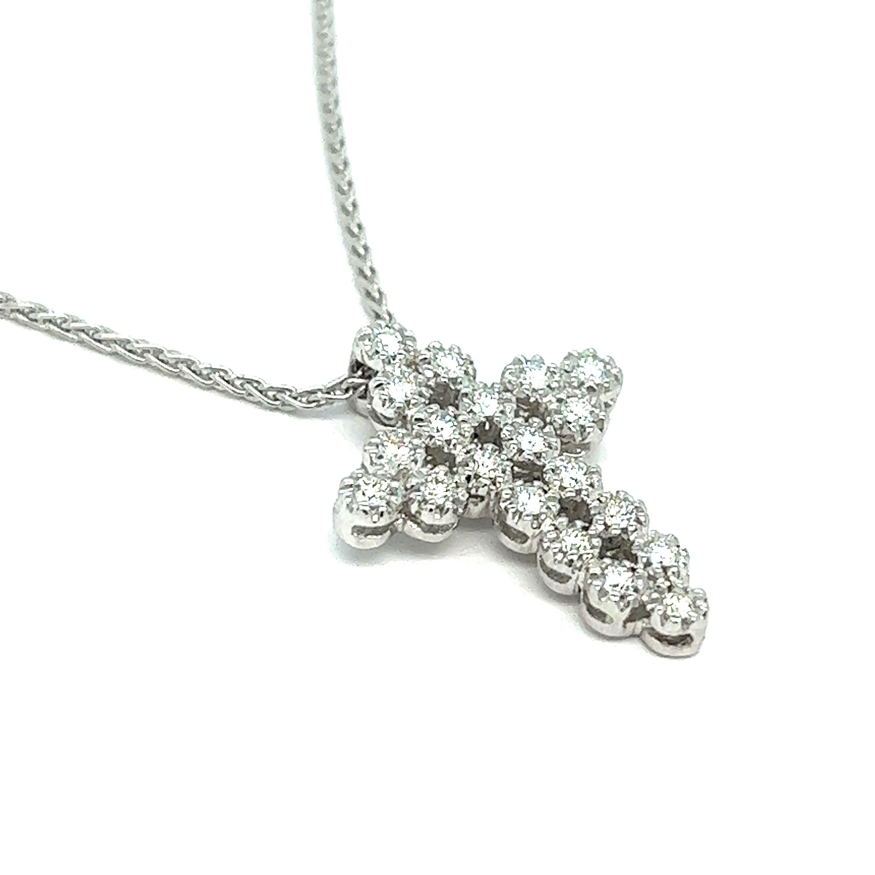 Diamond Cross Pendant Necklace In Excellent Condition For Sale In New York, NY