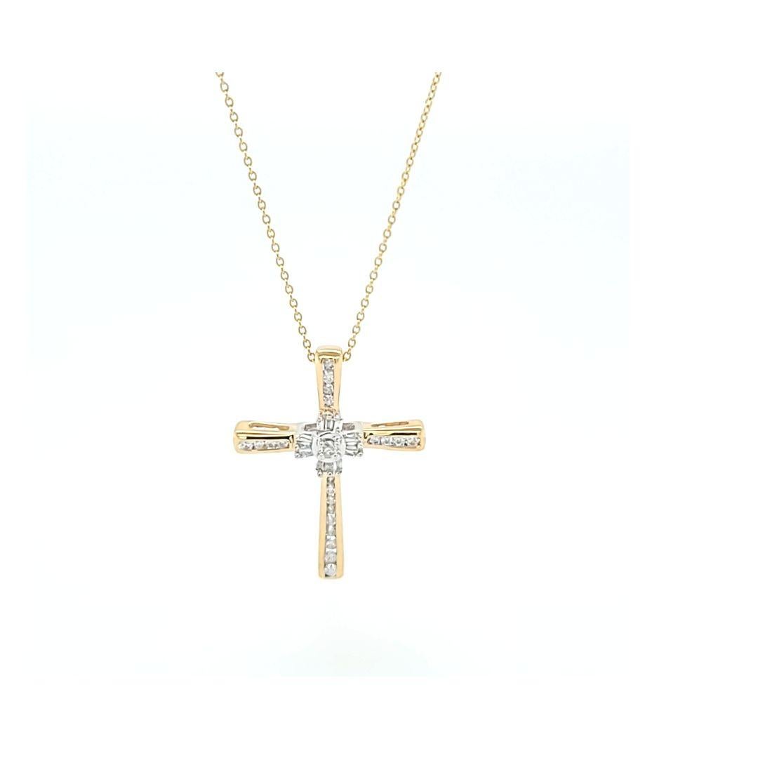 Diamond Cross Pendant Necklace in Yellow Gold In Good Condition For Sale In Coral Gables, FL