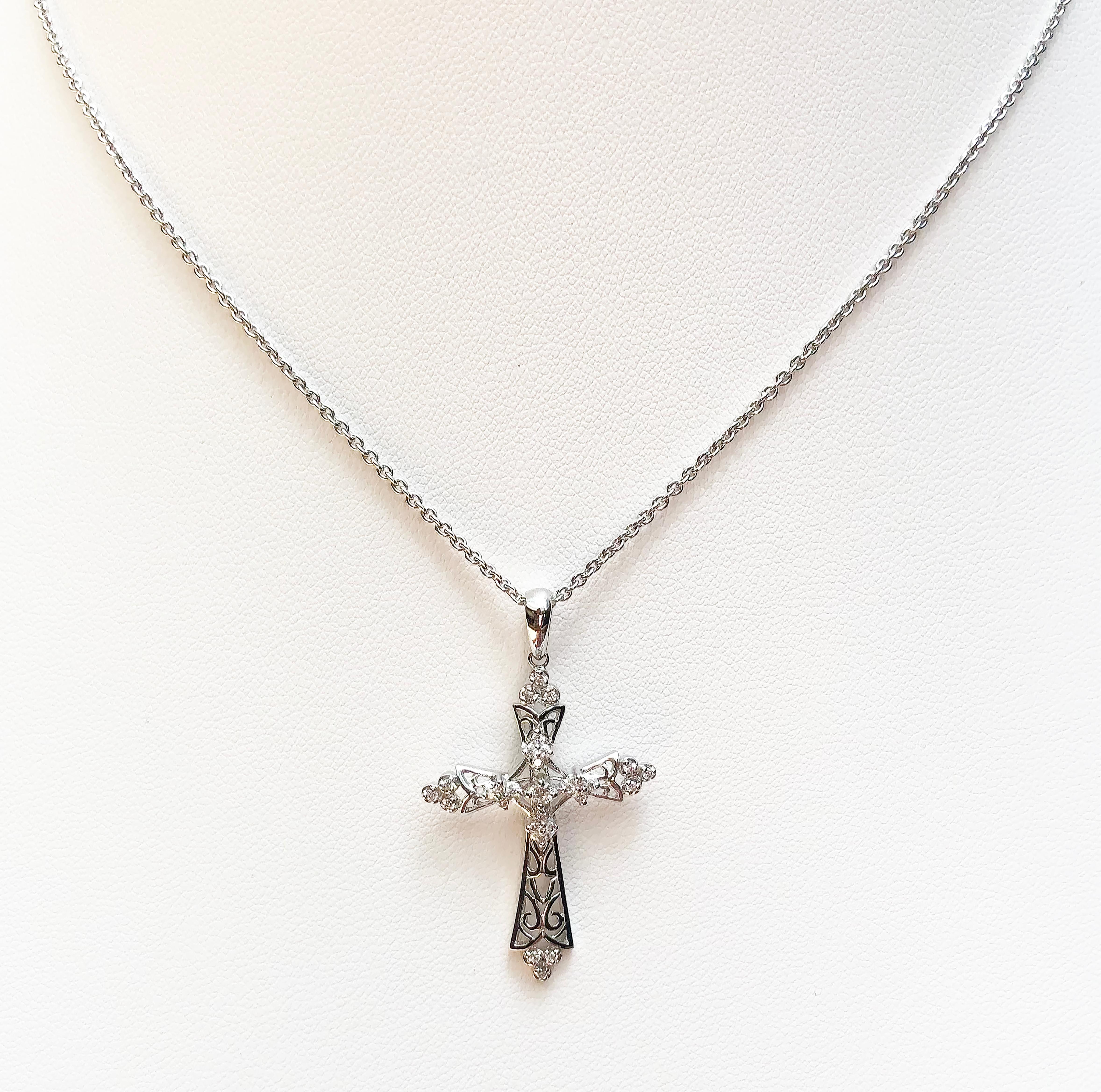 Pendentif croix en diamant de 0,23 carat serti dans une monture en or blanc 18 carats
(chaîne non incluse)

Largeur :  2.3 cm 
Longueur : 3,8 cm
Poids total : 2,6 grammes

