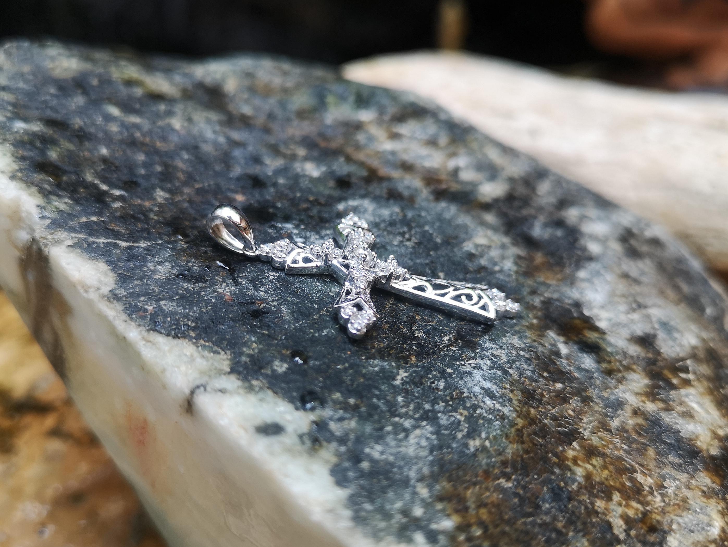 Taille mixte Pendentif croix en diamant serti dans des montures en or blanc 18 carats en vente