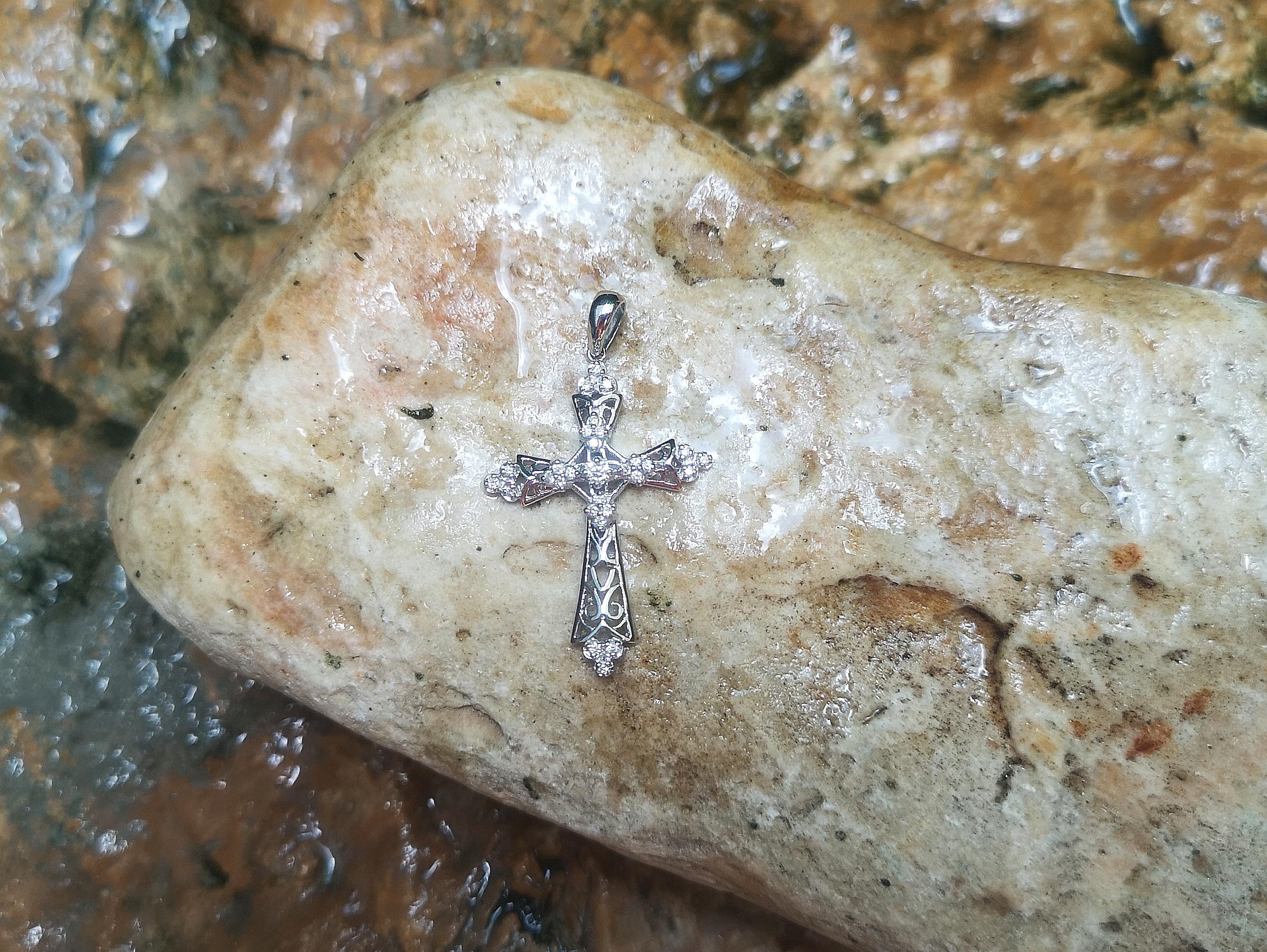 Pendentif croix en diamant serti dans des montures en or blanc 18 carats Neuf - En vente à Bangkok, TH