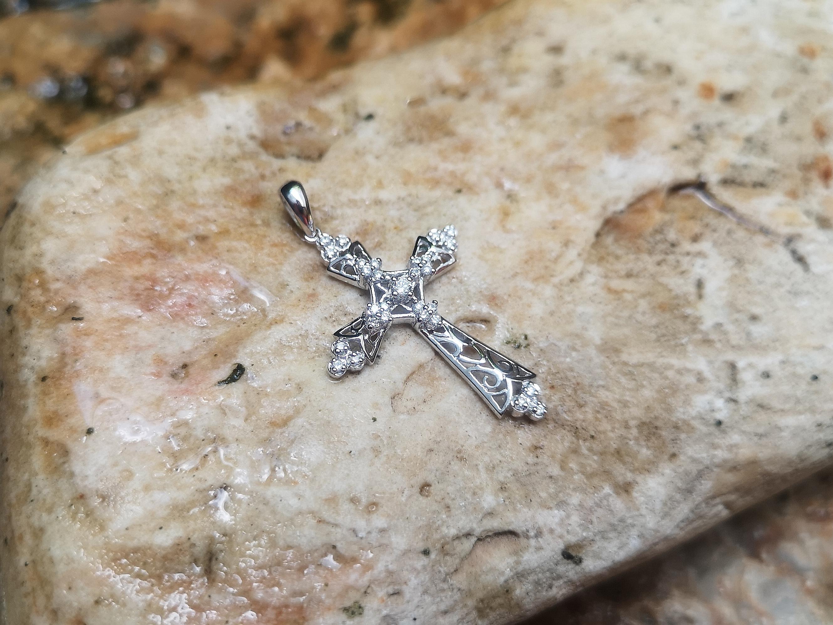 Pendentif croix en diamant serti dans des montures en or blanc 18 carats Unisexe en vente