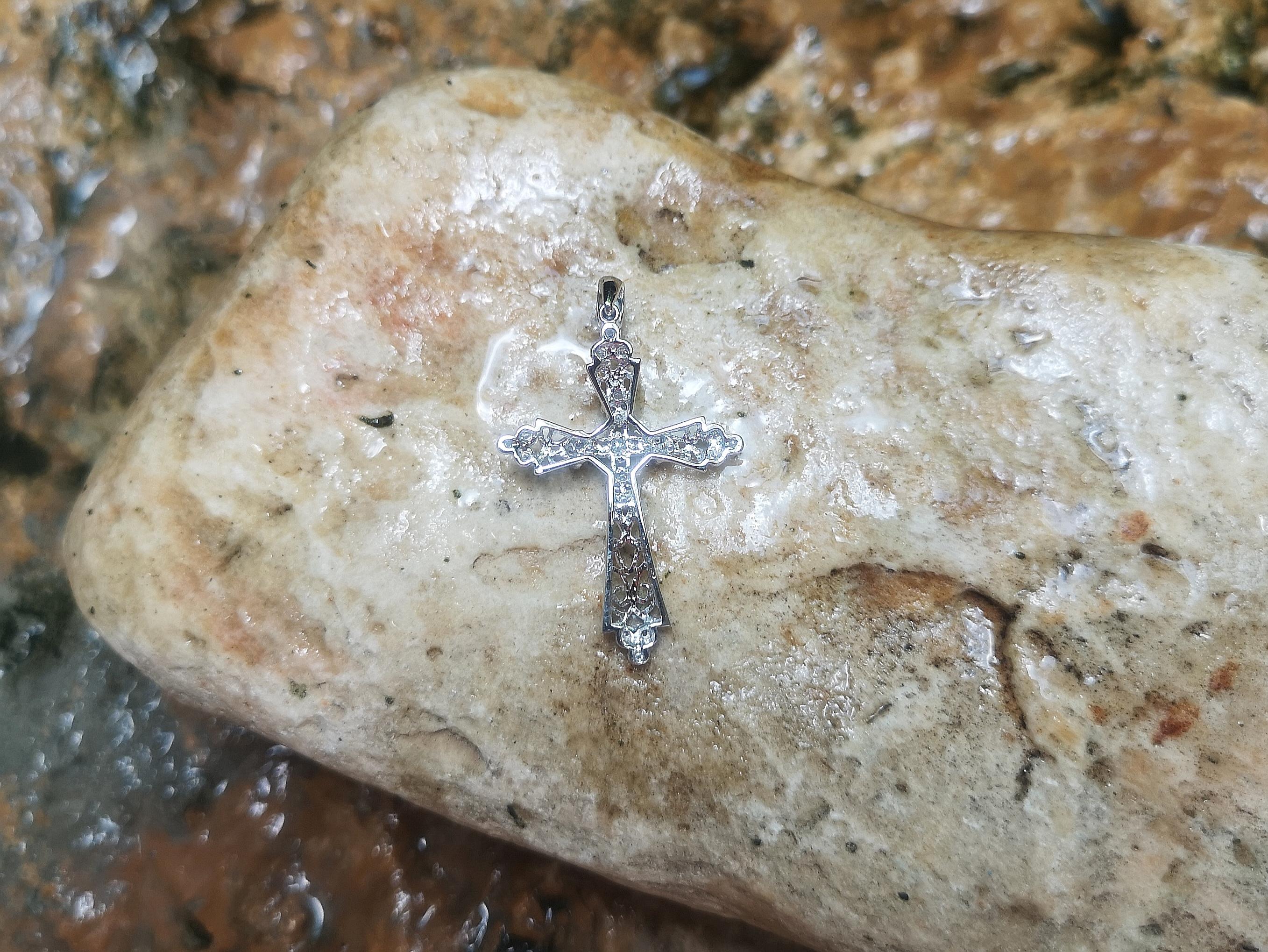 Pendentif croix en diamant serti dans des montures en or blanc 18 carats en vente 1