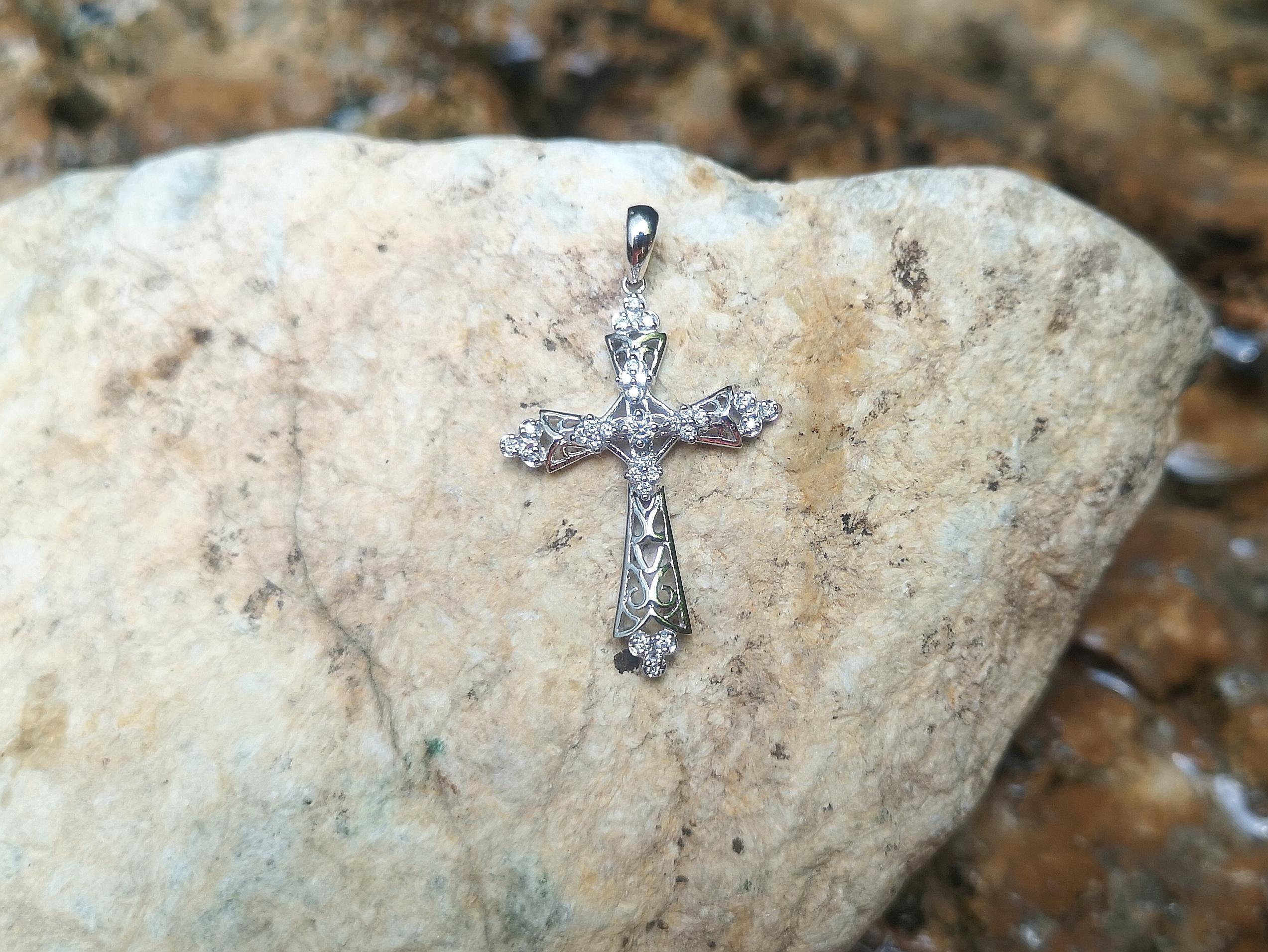 Pendentif croix en diamant serti dans des montures en or blanc 18 carats en vente 3