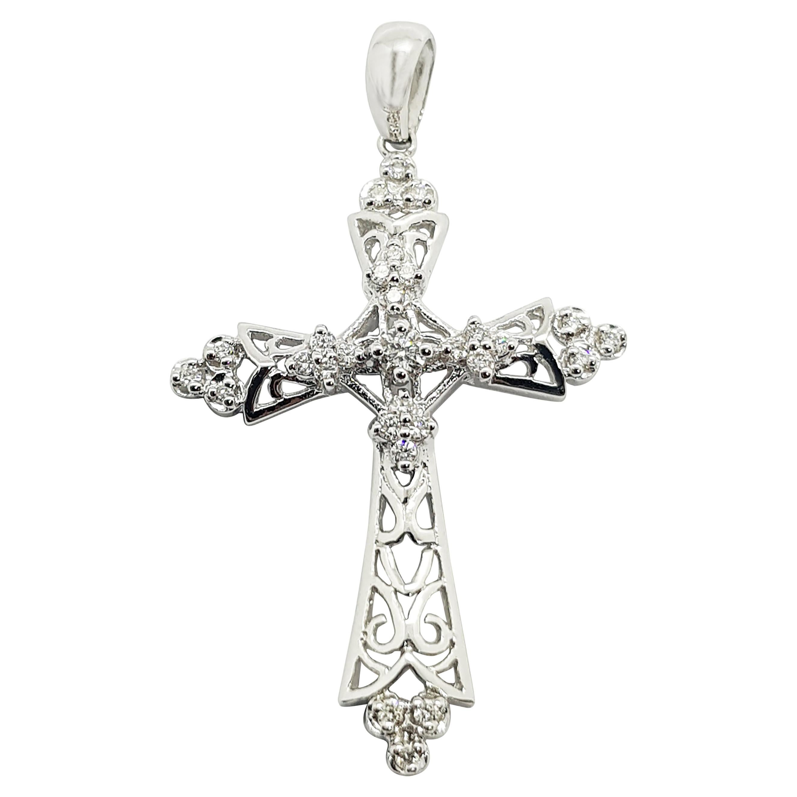 Pendentif croix en diamant serti dans des montures en or blanc 18 carats en vente