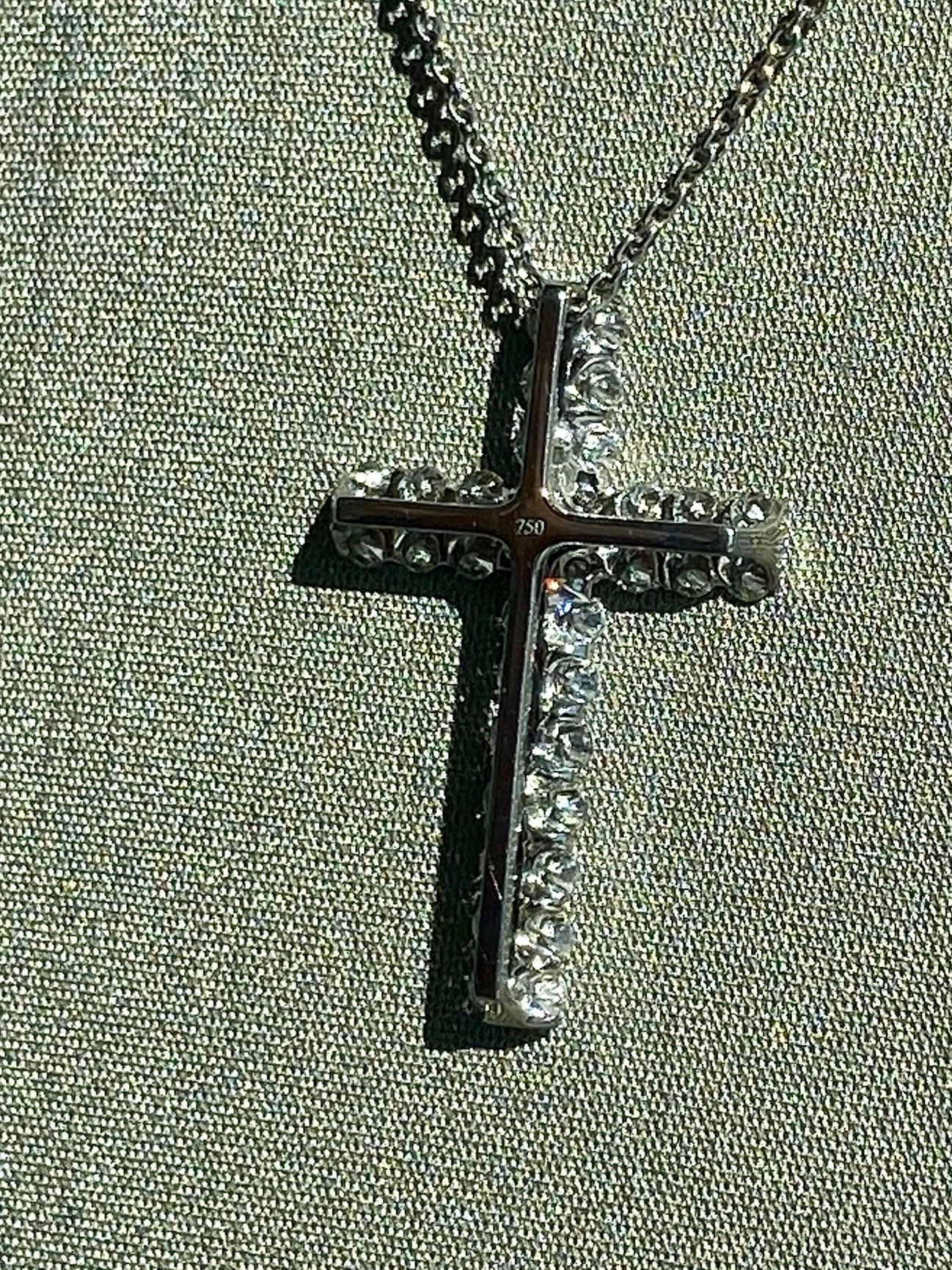 Diamond Cross Pendent Necklace in White Gold For Sale 1