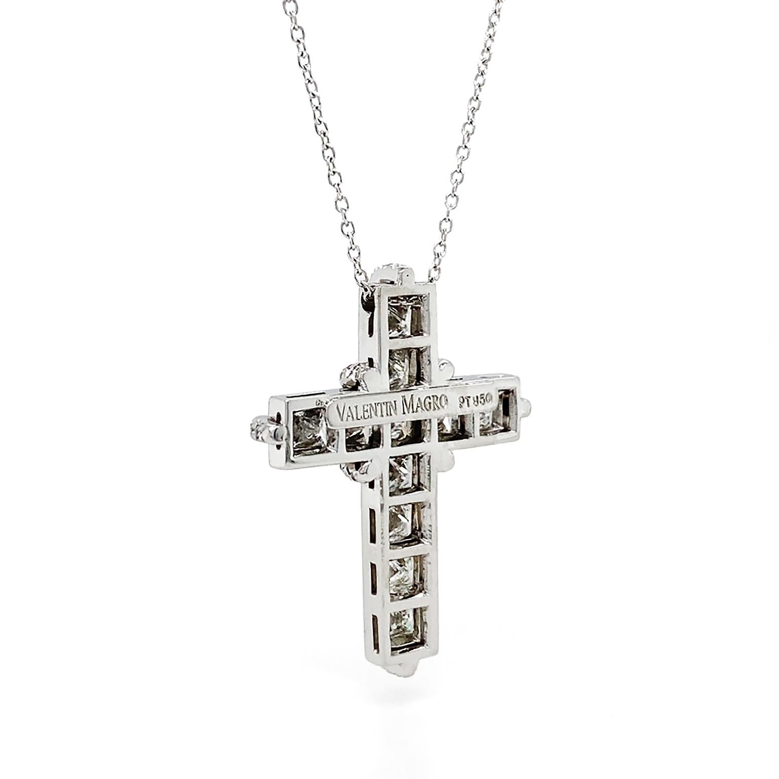 Taille brillant Pendentif croix en platine avec diamant en vente