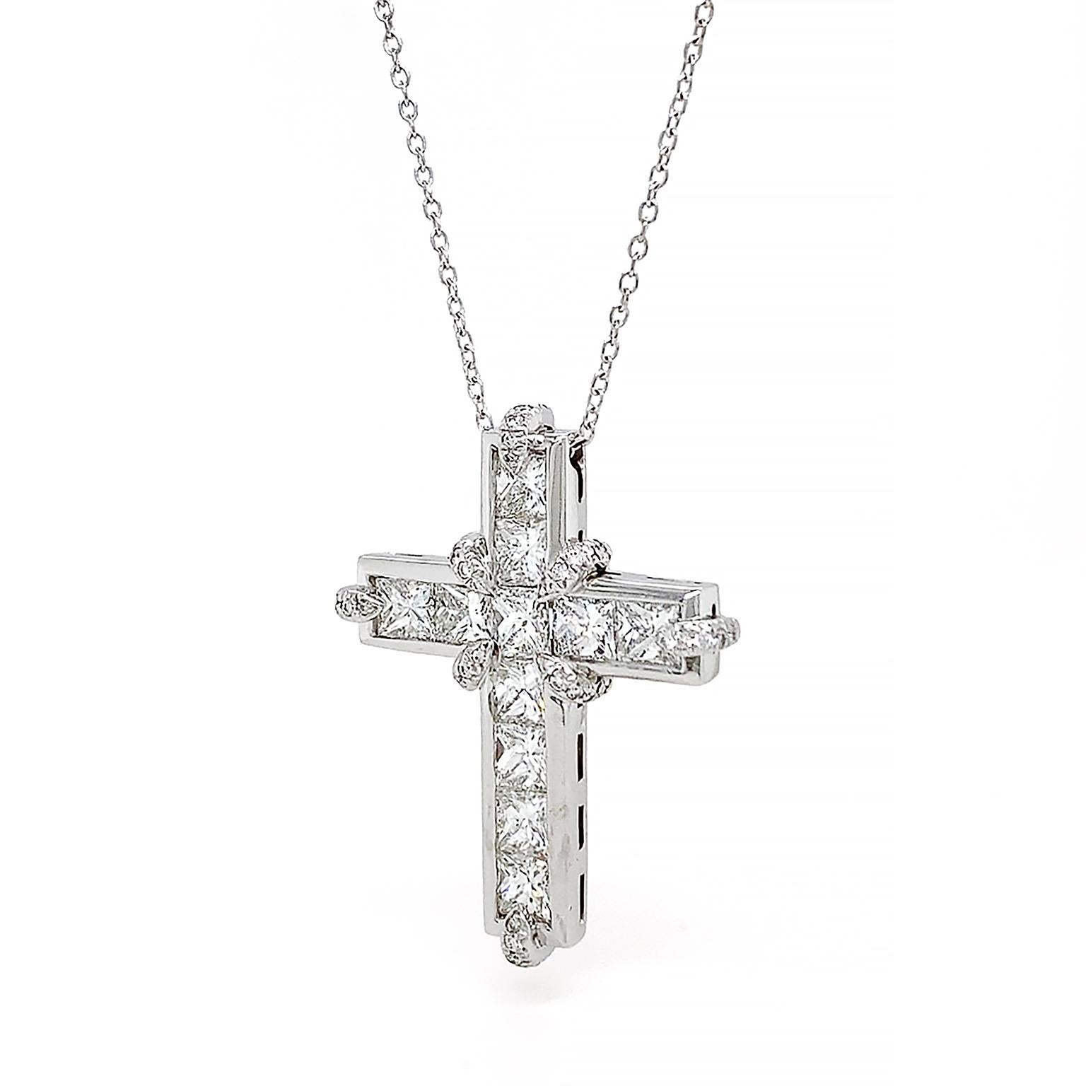 Platinum Diamond Cross Platinum Pendant In New Condition For Sale In New York, NY