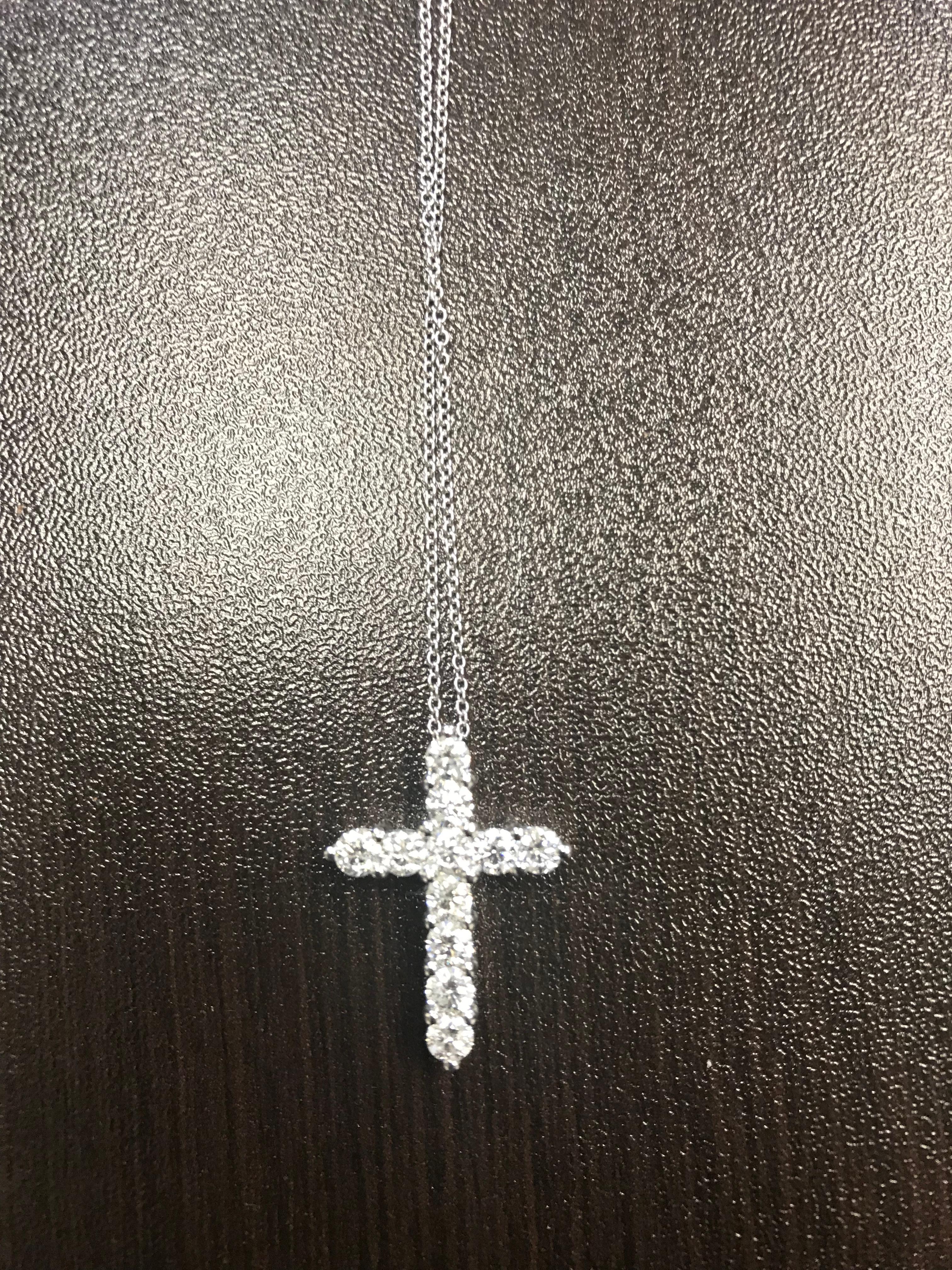 Moderne Collier pendentif croix en or blanc avec diamants en vente
