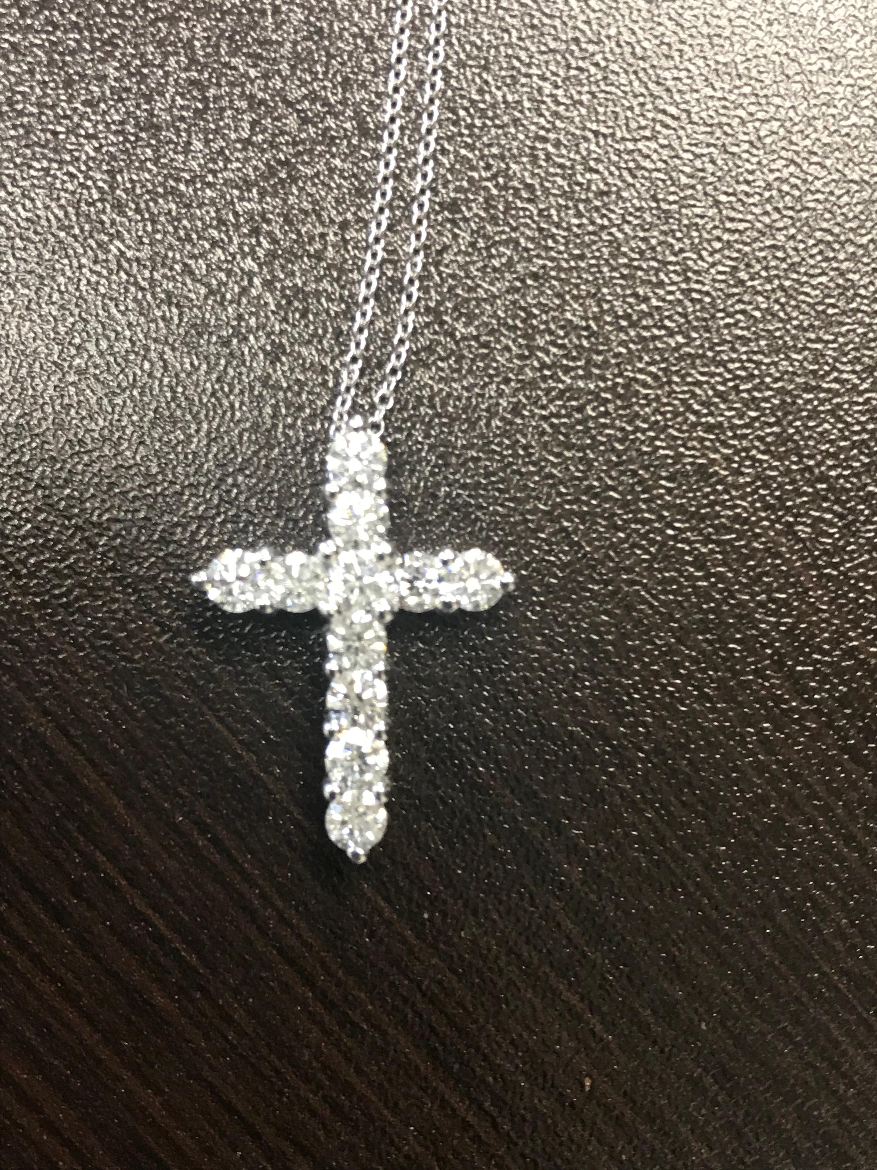 Round Cut Diamond Cross White Gold Pendant Necklace For Sale