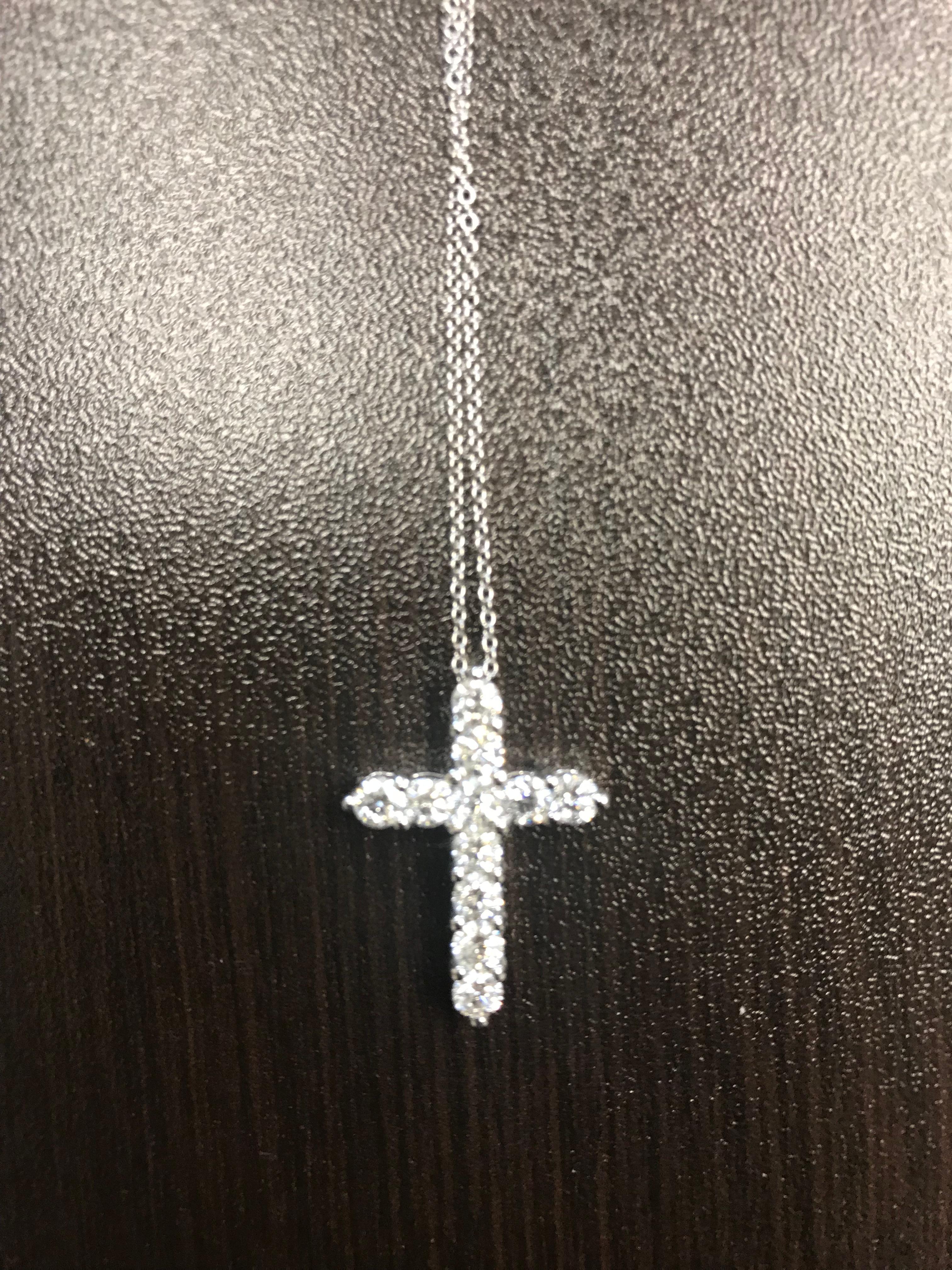 Diamond Cross White Gold Pendant Necklace In Excellent Condition For Sale In Great Neck, NY