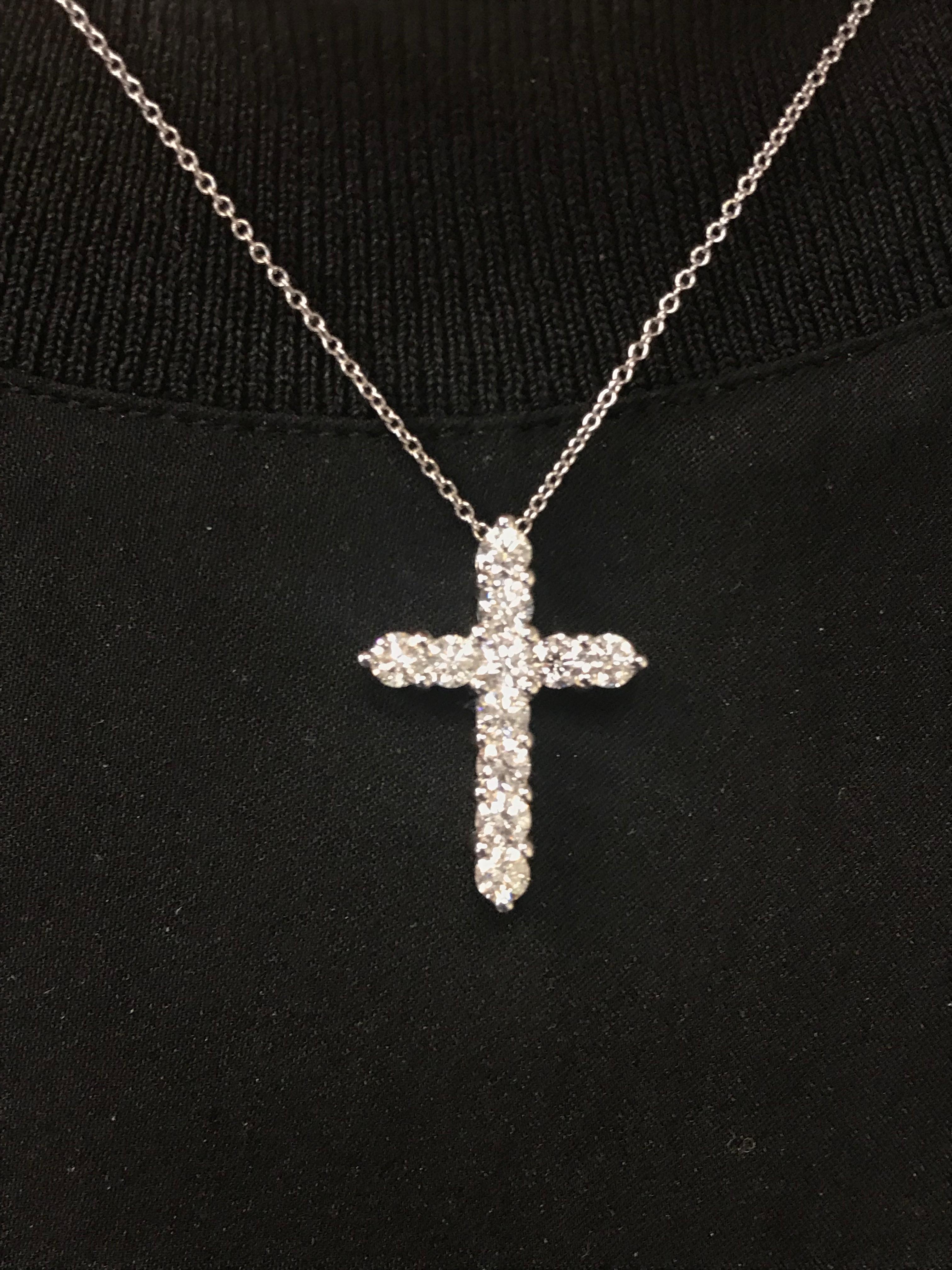 Collier pendentif croix en or blanc avec diamants Unisexe en vente