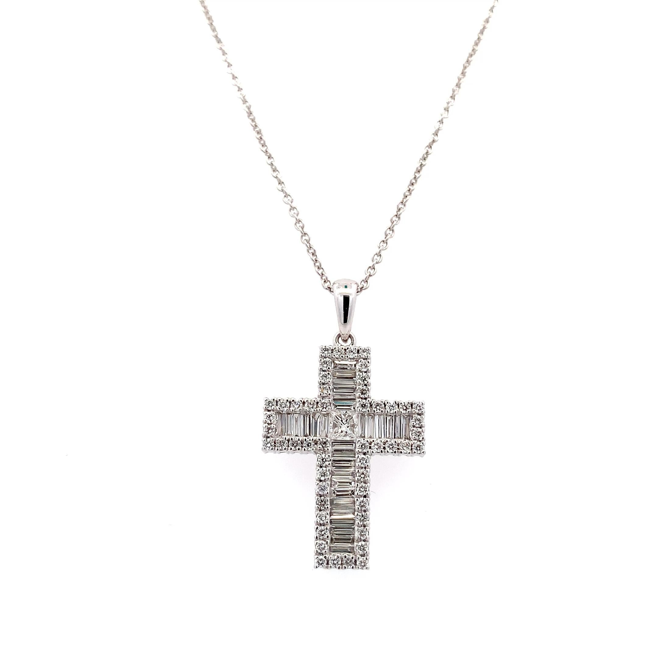 Taille baguette Collier croix diamantée avec diamants baguette et taille princesse Or blanc 18k en vente