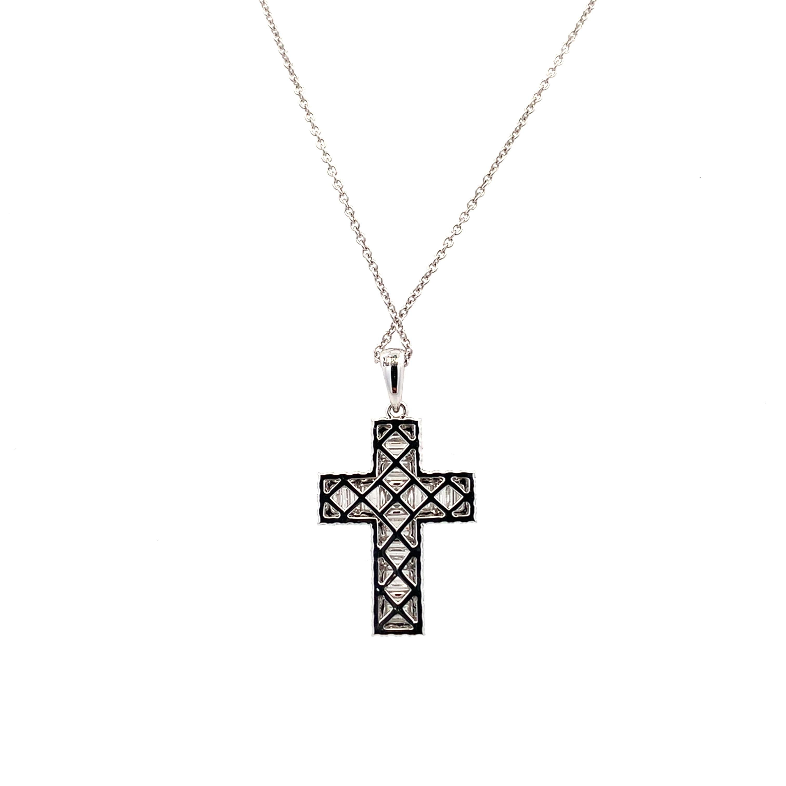 Collier croix diamantée avec diamants baguette et taille princesse Or blanc 18k Unisexe en vente
