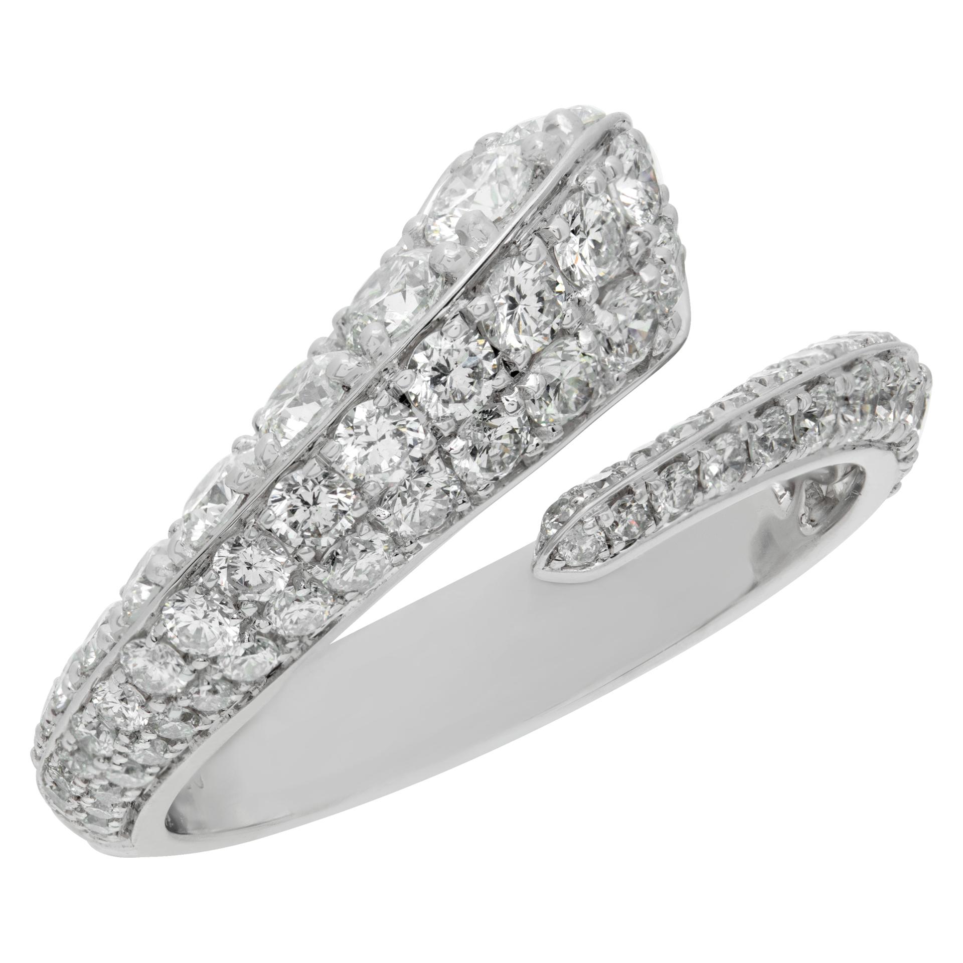Diamond crossover ring in white gold. Size 6.5 In Excellent Condition For Sale In Surfside, FL