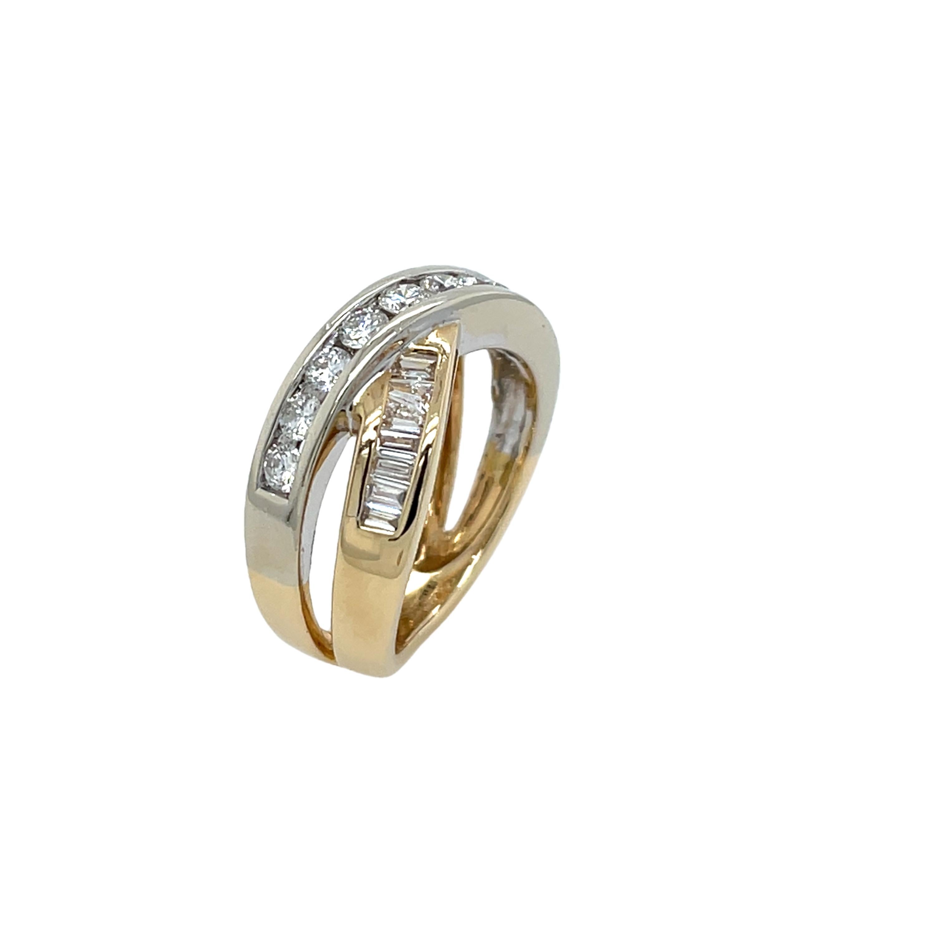 Este exquisito anillo cruzado está elaborado en oro amarillo y blanco de 14 ct, engastado con 1,0 ct de brillantes diamantes naturales redondos y baguette. 
El diseño cruzado añade un toque moderno y elegante a esta pieza atemporal, con los