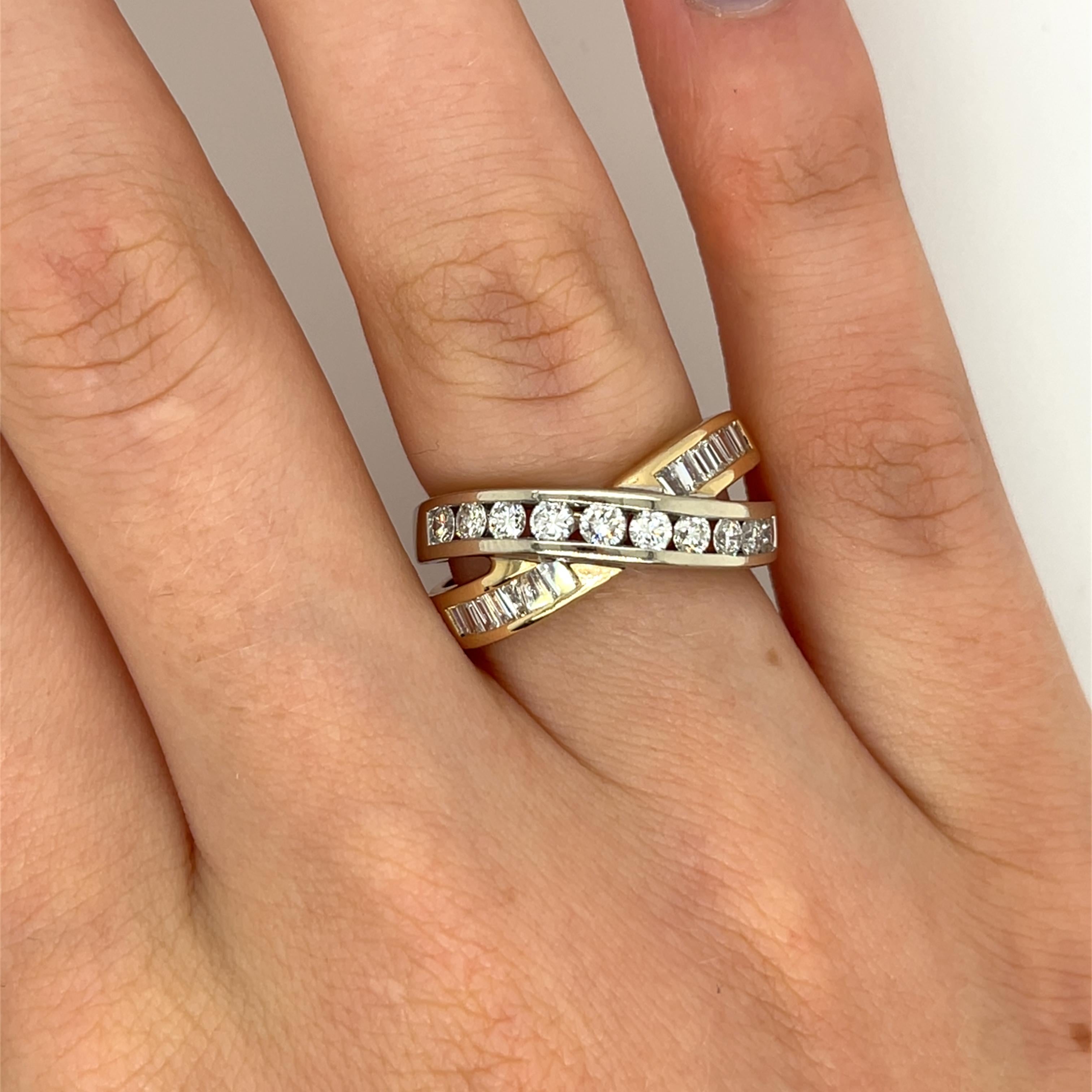 Anillo Cruzado De Diamantes Con 1.0ct Diamantes Naturales Engarzados En Oro De 14ct Corte baguette en venta