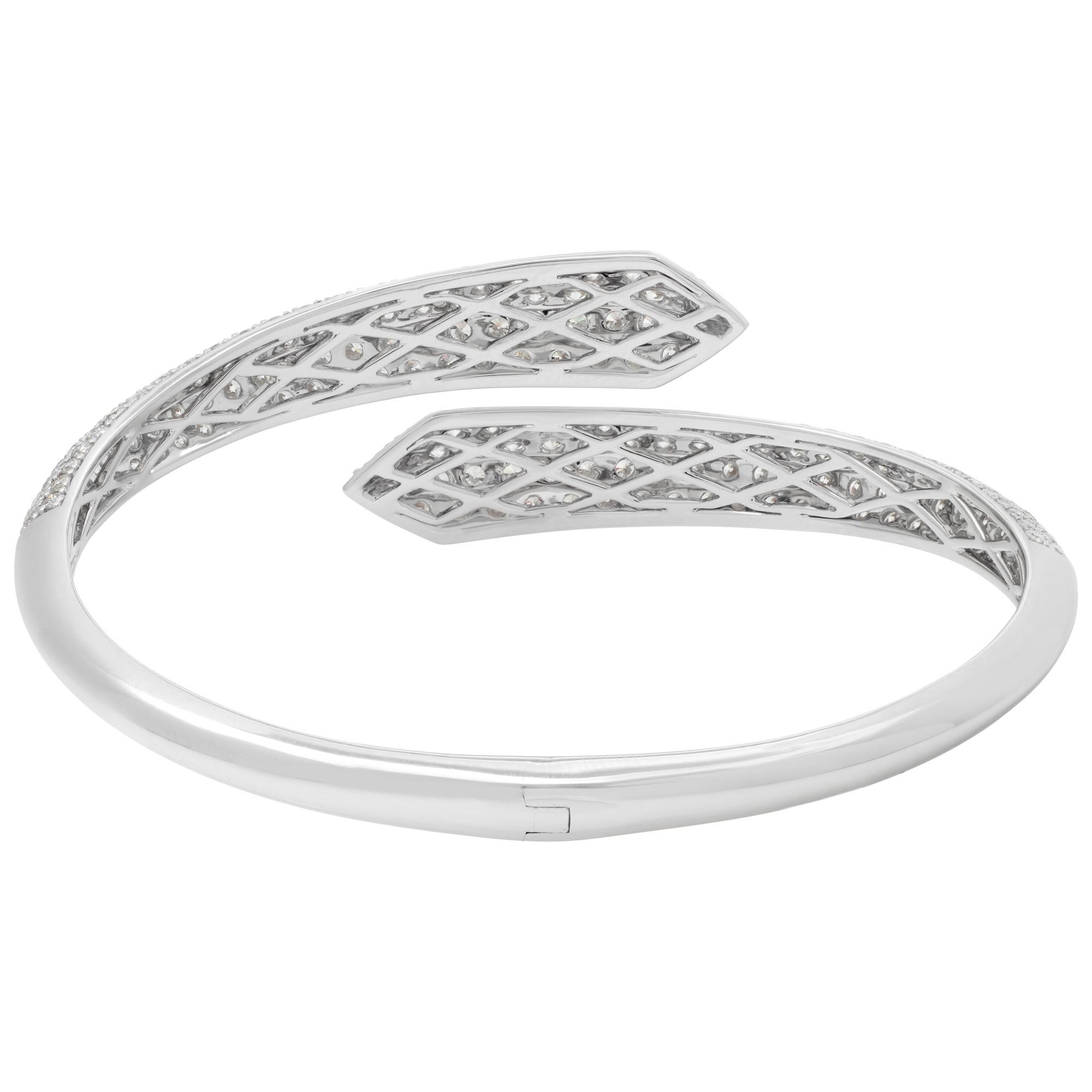 Diamond crossover semi eternity bangle with diamonds In Excellent Condition For Sale In Surfside, FL
