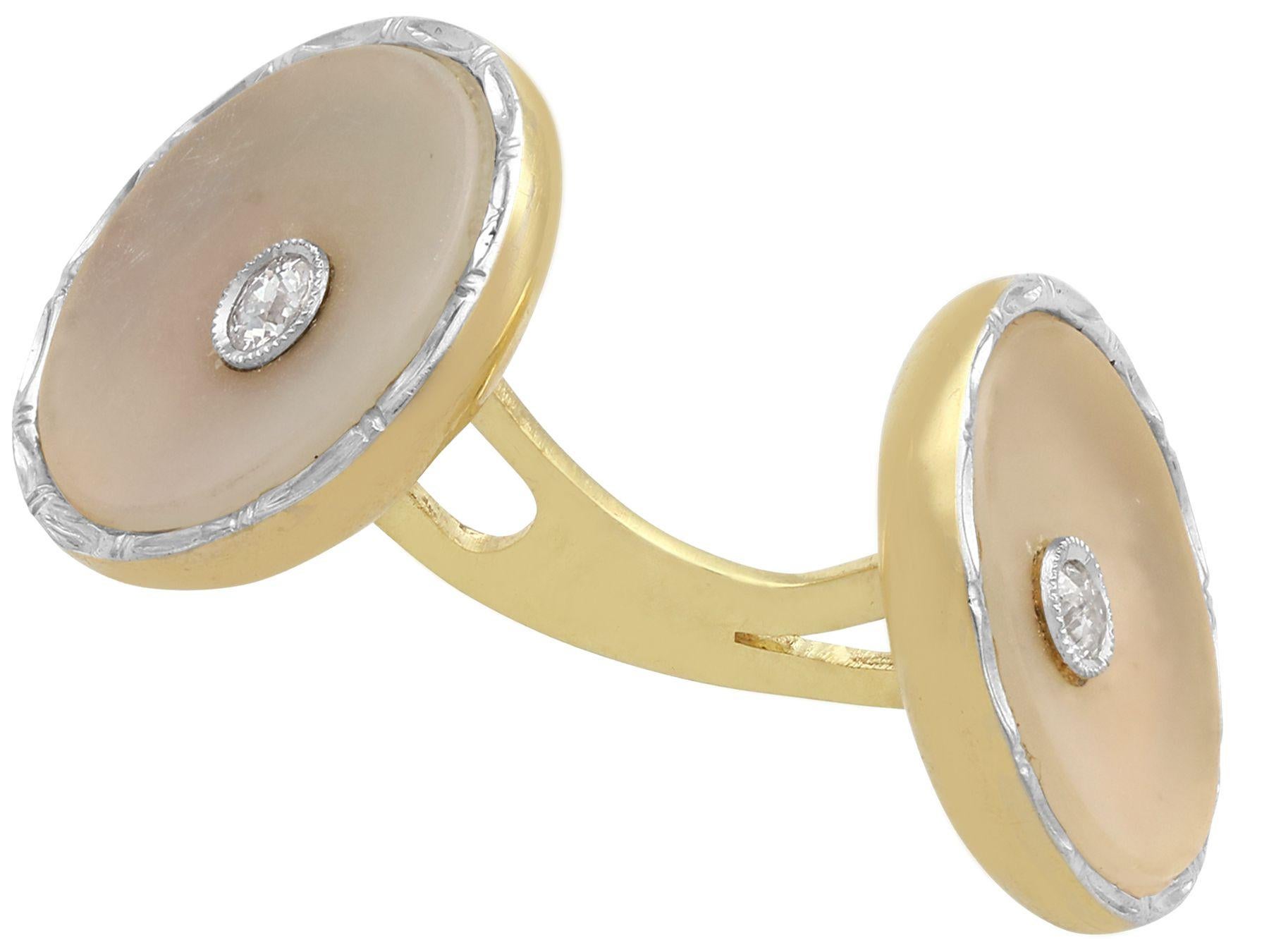 Une belle et impressionnante paire de boutons de manchette et de colliers en diamant et cristal, en or jaune 14 carats et en platine, faisant partie de nos collections de bijoux anciens et de bijoux de succession.

Ces boutons de manchette et