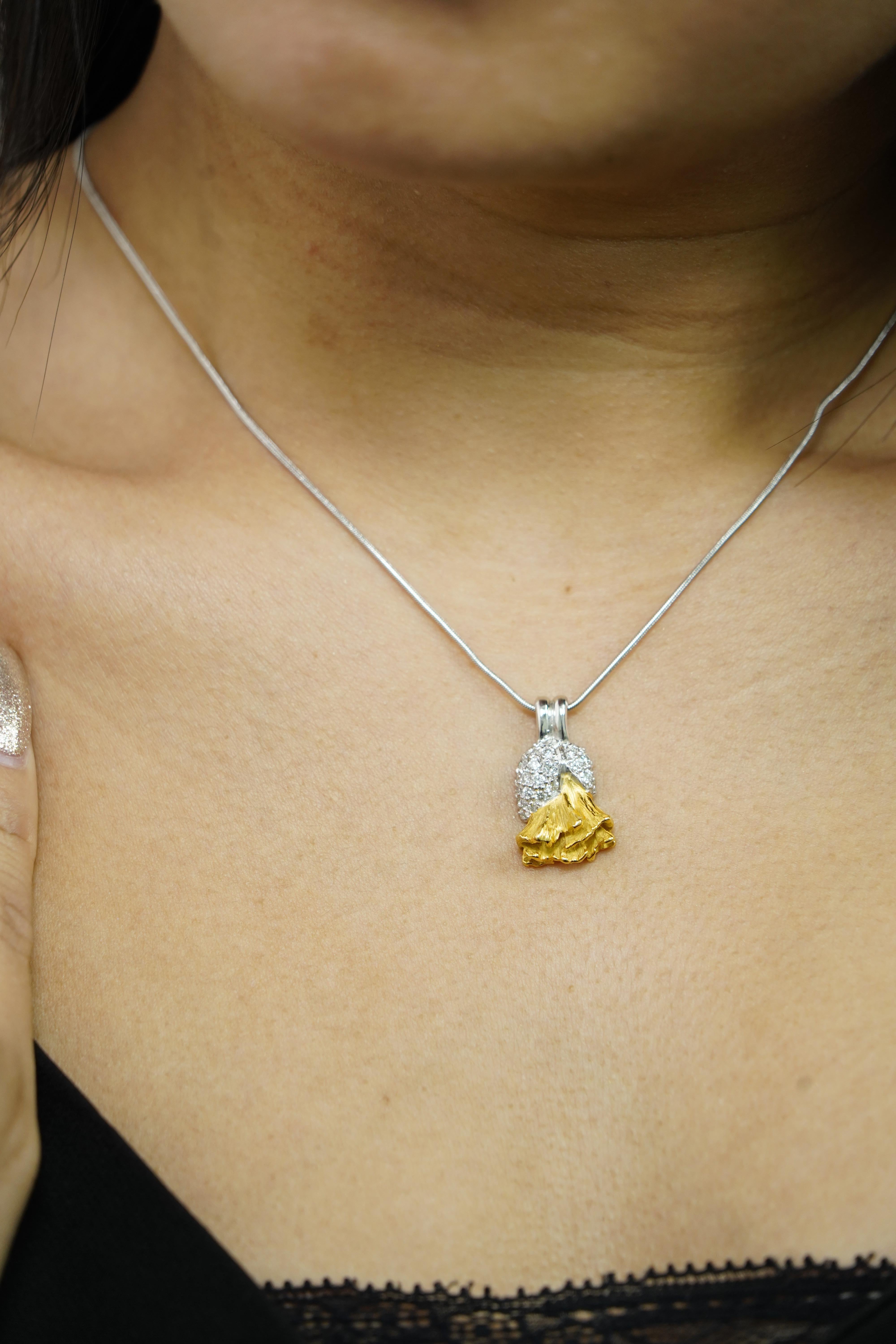 Questa elegante collana presenta 30 diamanti rotondi per un totale di 0,68 carati, delicatamente incastonati in una catena a serpente in oro bianco 18 carati, con un peso di 3,98 grammi. 

I diamanti provengono in modo etico dalle rinomate miniere