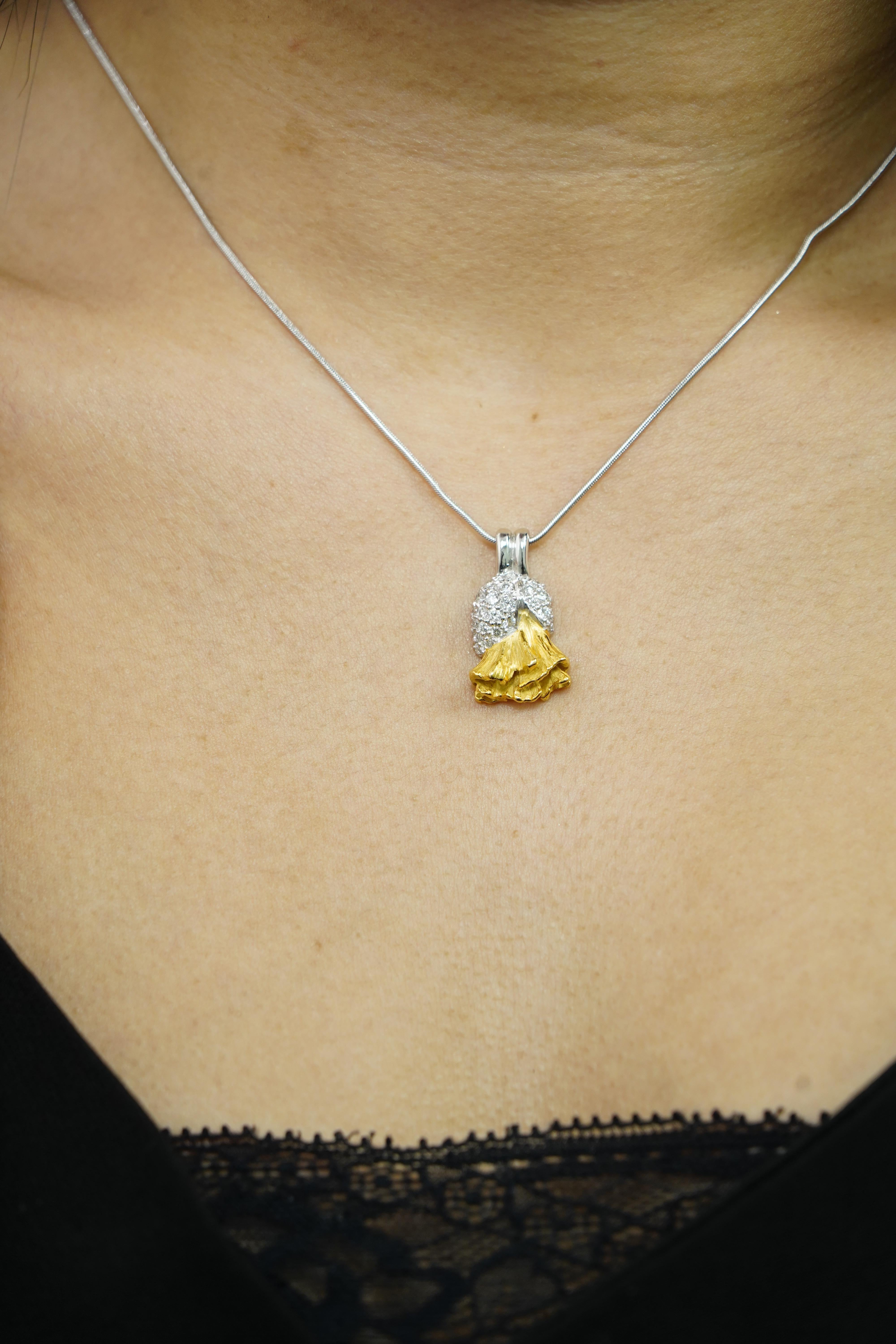 Contemporaneo Collana con diamanti da 0,68 carati e catena a serpente in oro bianco 18 carati in vendita