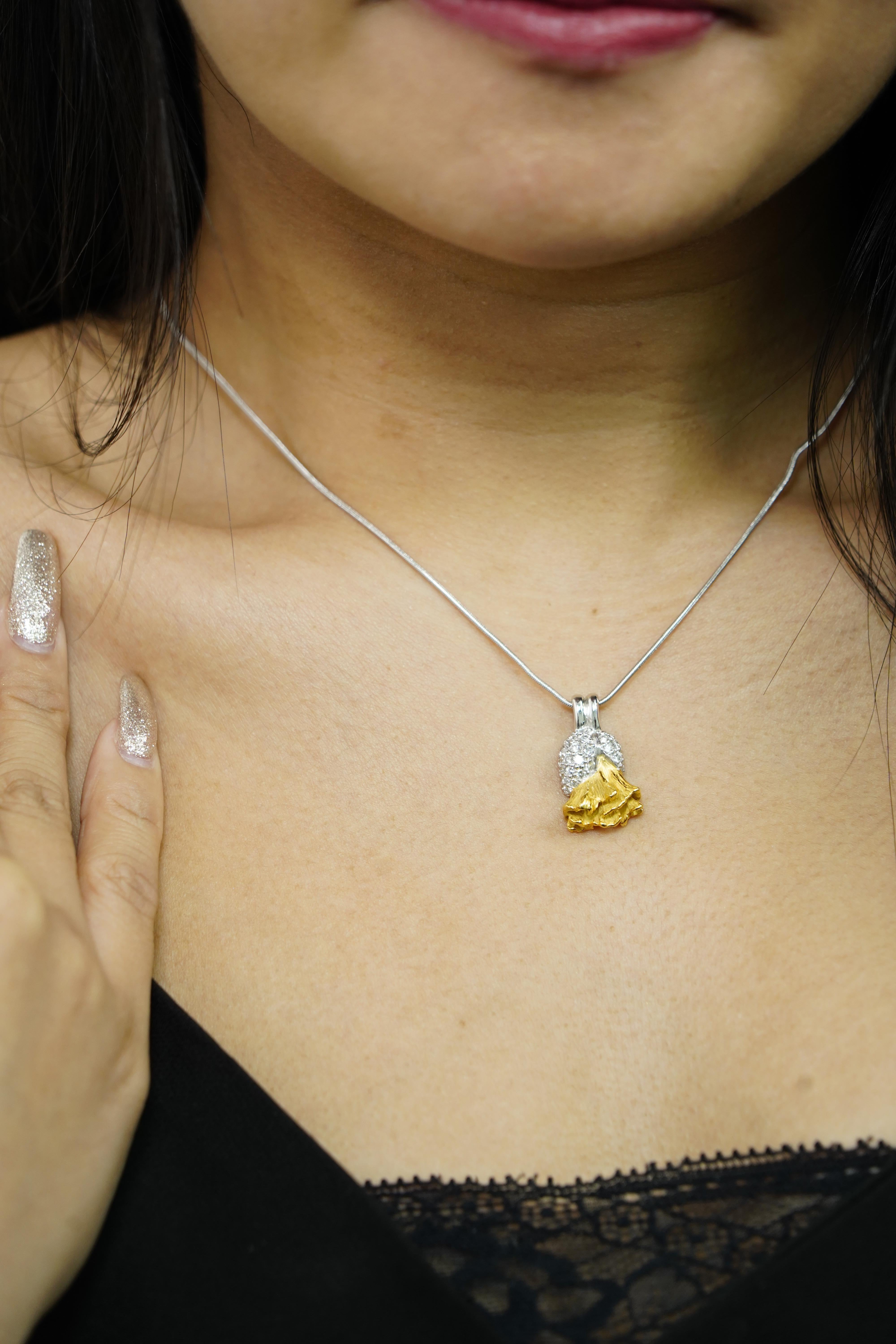 Taglio rotondo Collana con diamanti da 0,68 carati e catena a serpente in oro bianco 18 carati in vendita