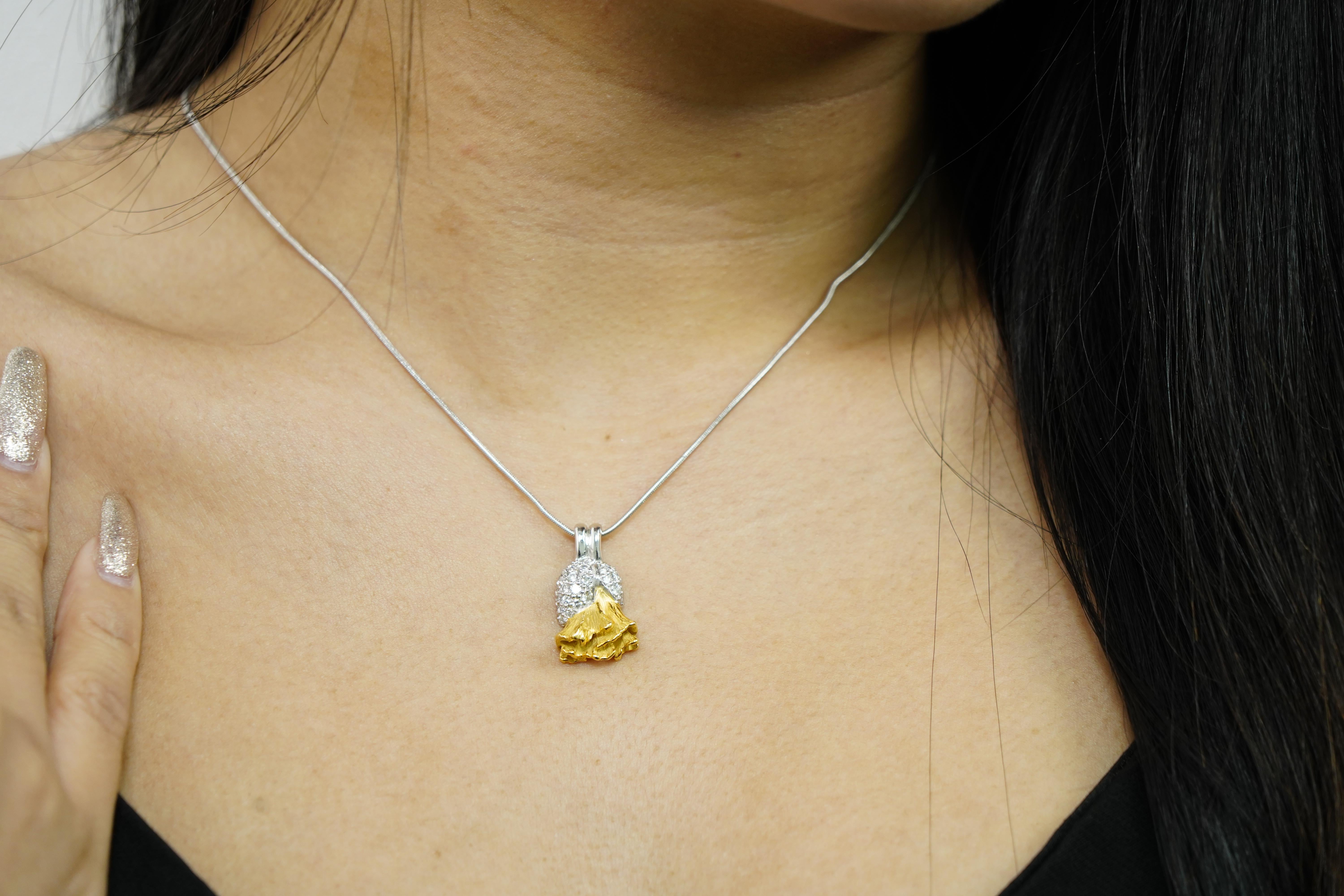 Collana con diamanti da 0,68 carati e catena a serpente in oro bianco 18 carati In condizioni Nuovo in vendita a Hong Kong, HK