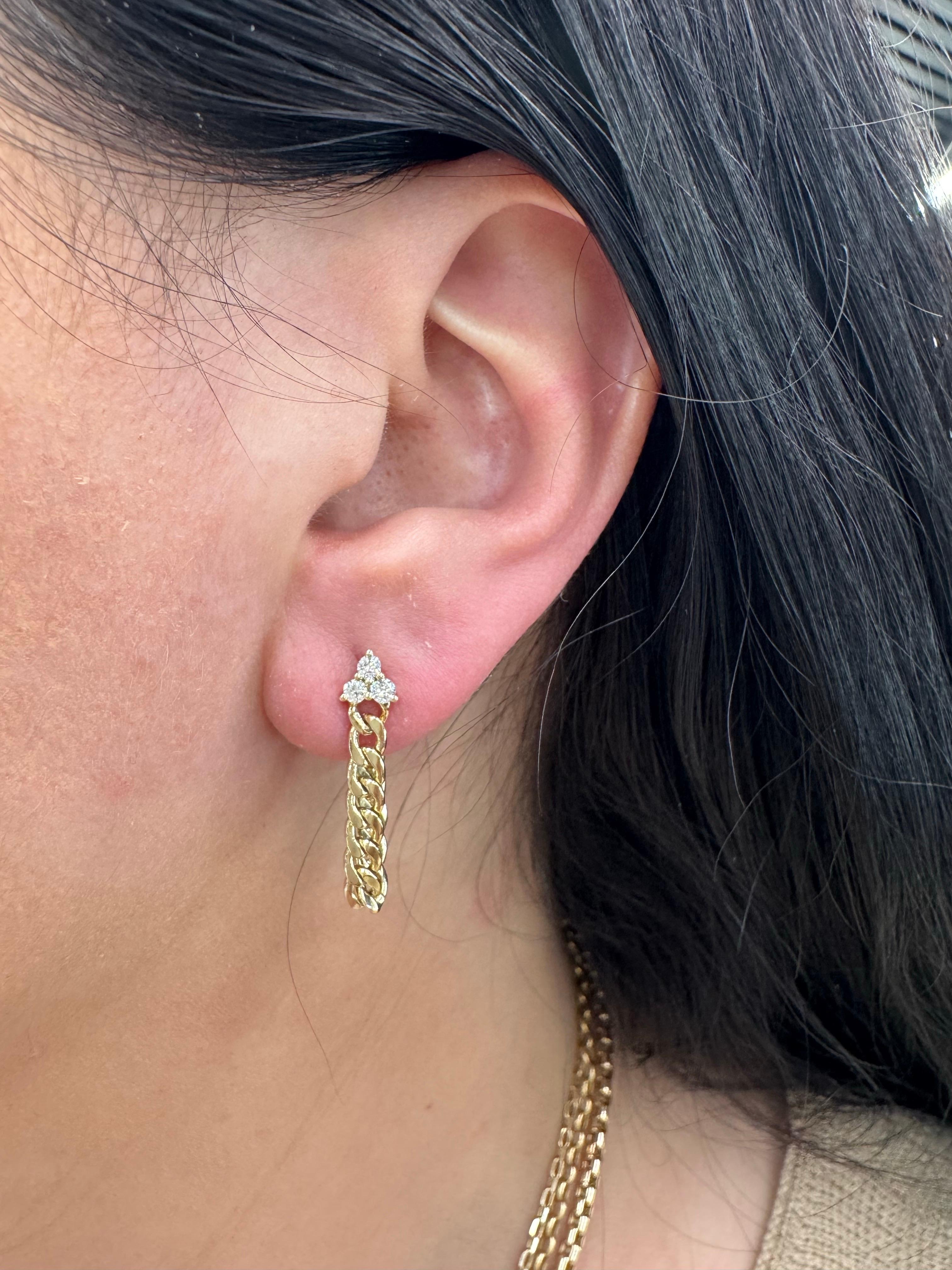 Boucles d'oreilles pendantes en or jaune 14 carats comprenant 6 brillants ronds pesant 0,27 carats prolongés sur une chaîne pendante à motif cubain.  

Disponible en blanc et en or rose.
Plus de boucles d'oreilles mode en stock.
Message pour photos